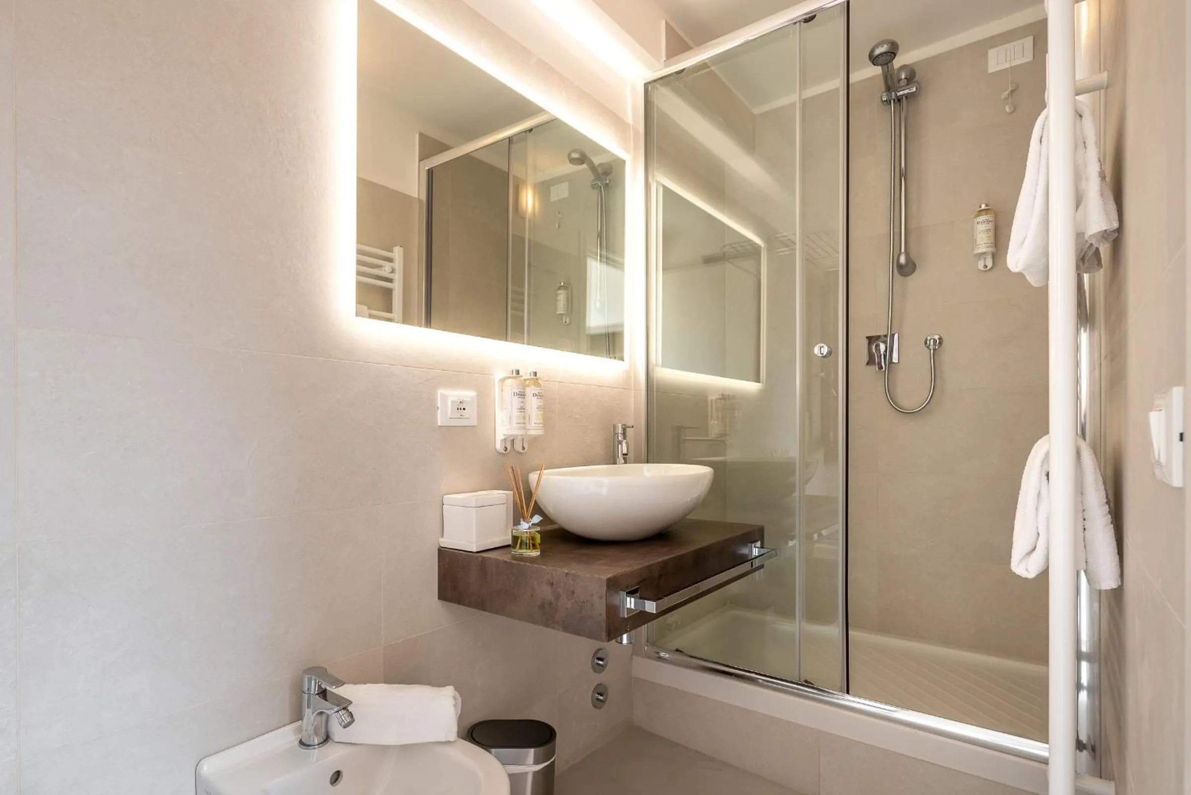 Shower in La Finestra sulle Beccarie