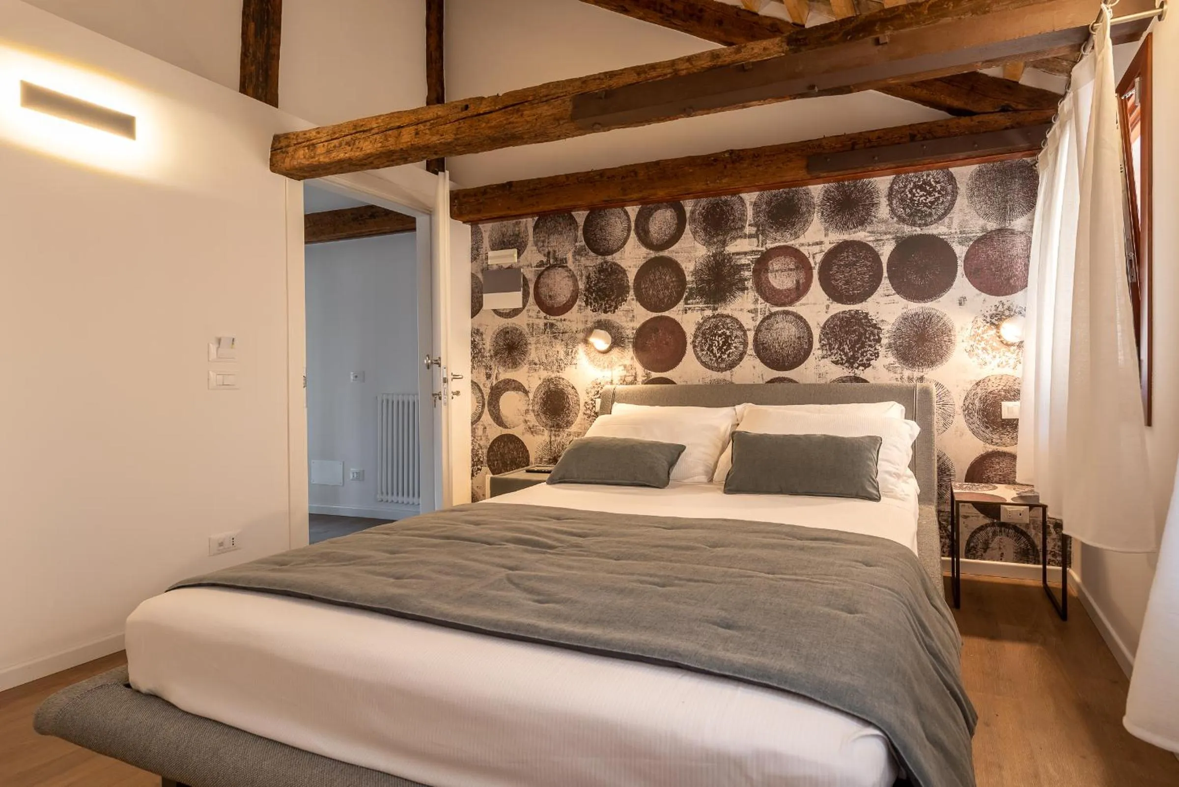 Photo of the whole room, Bed in La Finestra sulle Beccarie