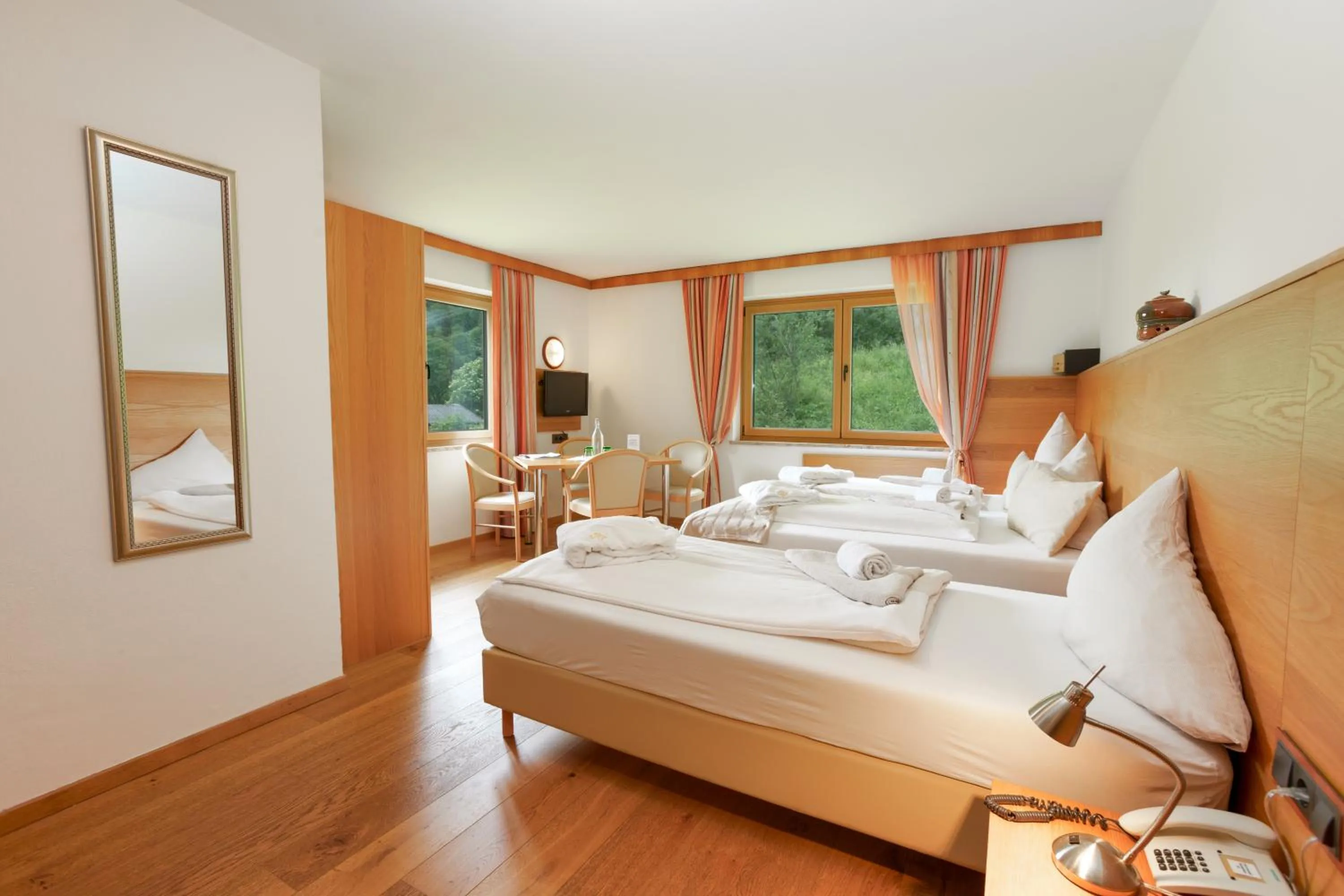 Photo of the whole room, Bed in Hotel Künstleralm