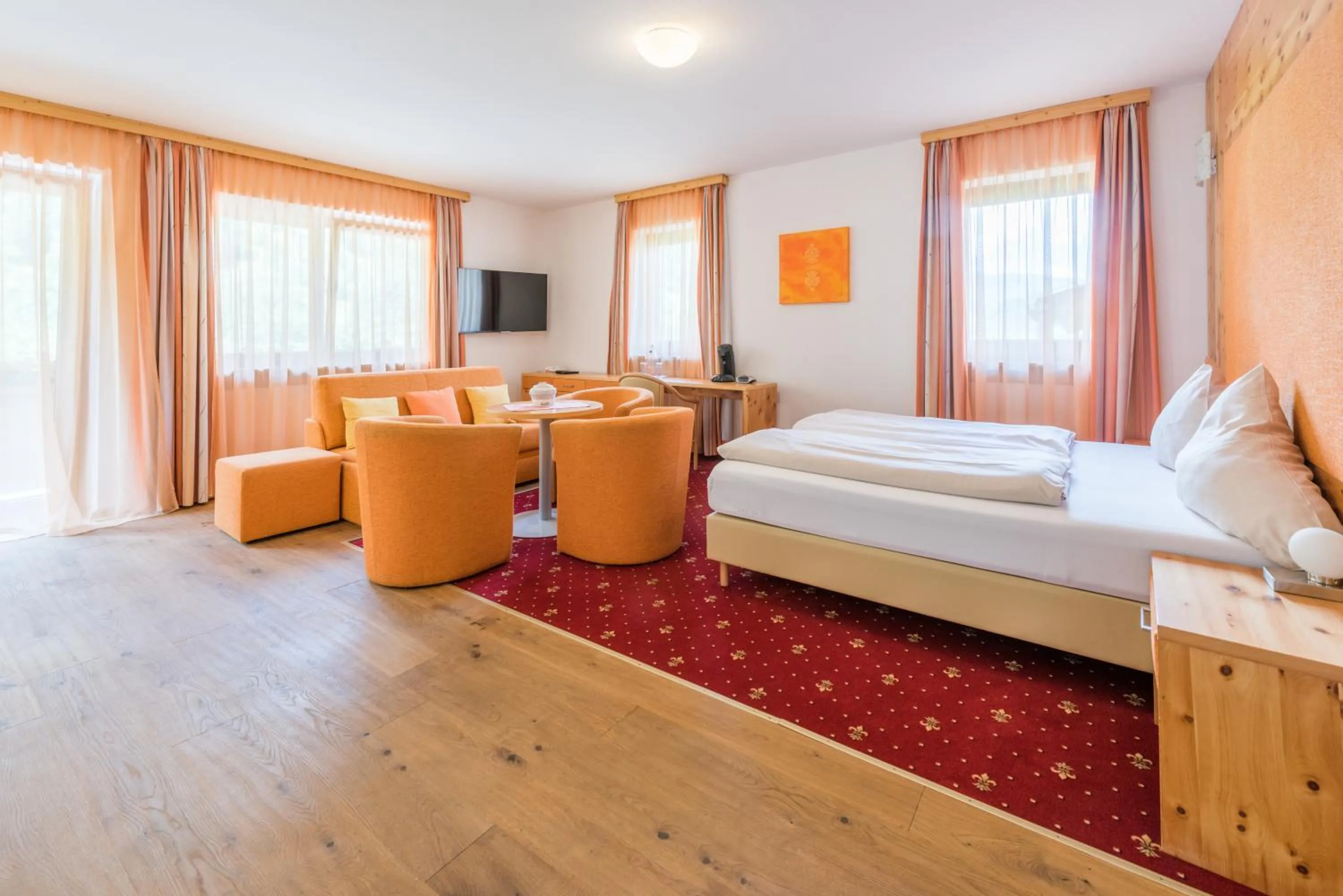 Living room, Bed in Hotel Künstleralm