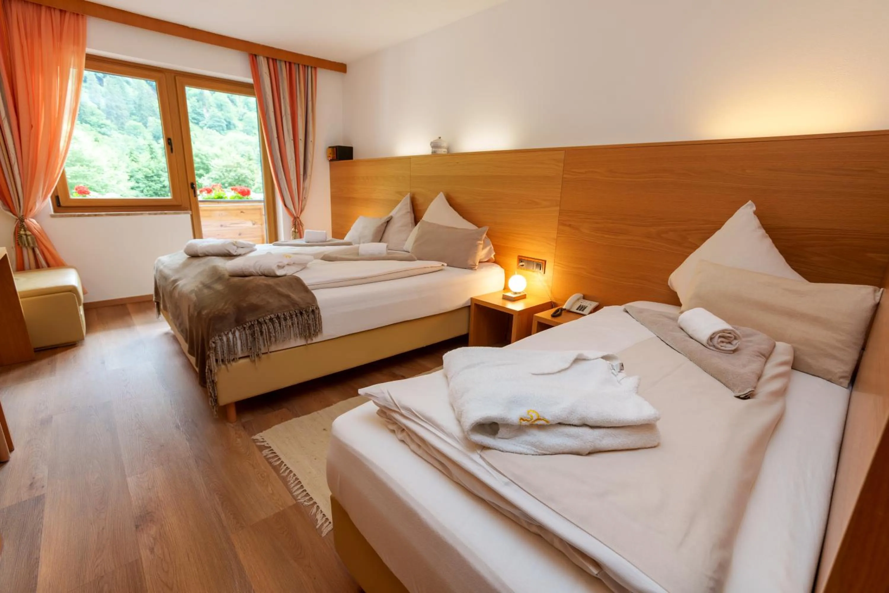 Photo of the whole room, Bed in Hotel Künstleralm