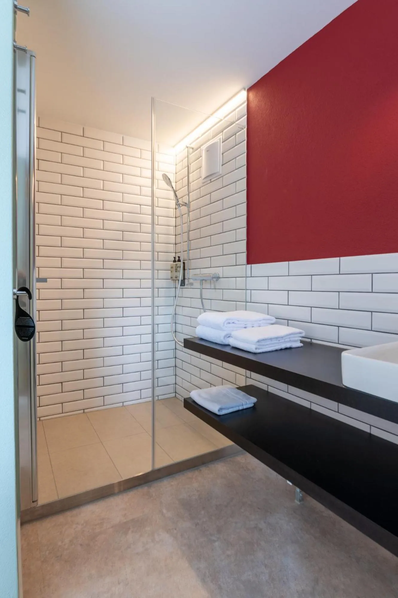 Shower in Emma's B&B - Self Check-in Hotel