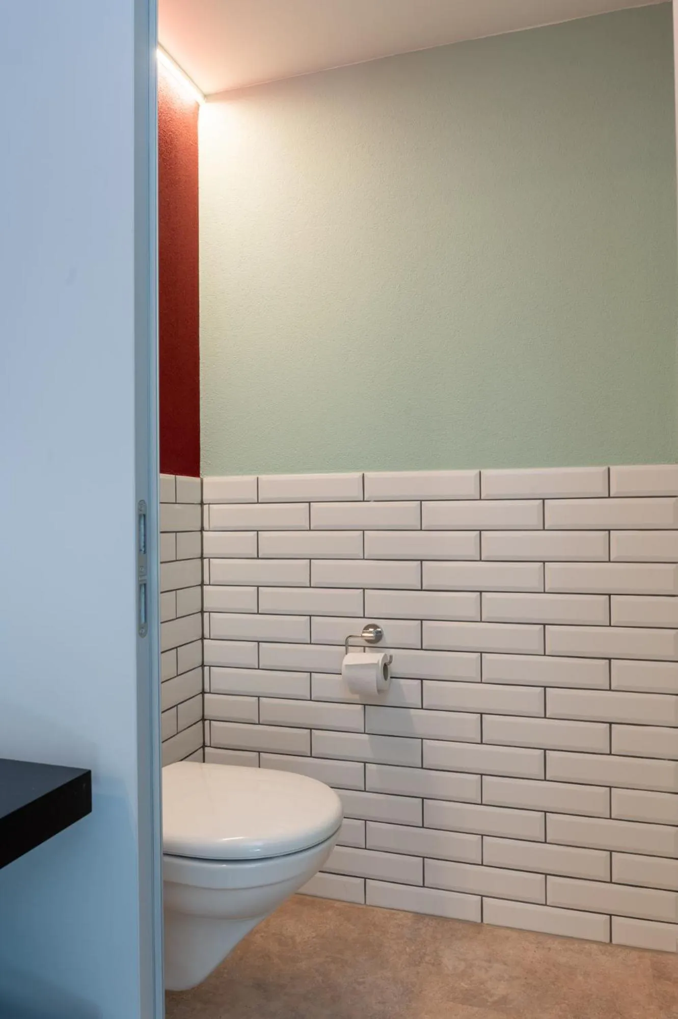 Toilet in Emma's B&B - Self Check-in Hotel