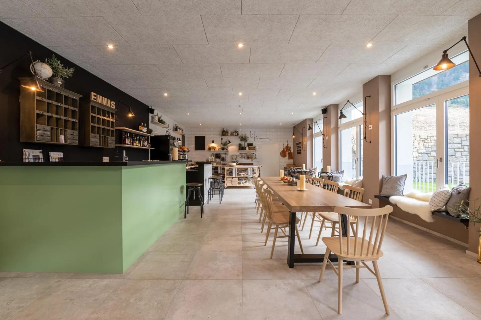 Restaurant/places to eat in Emma's B&B - Self Check-in Hotel