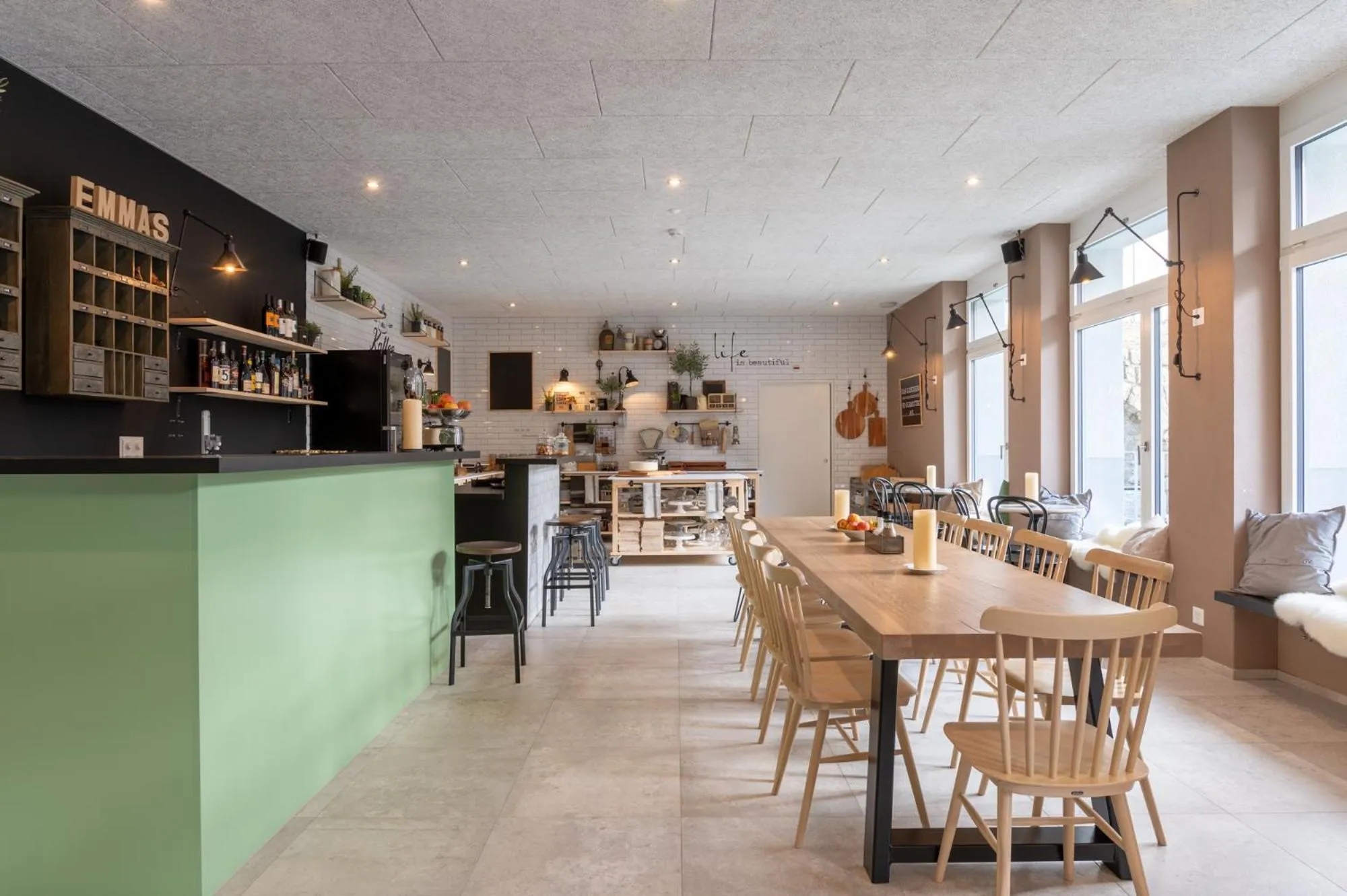 Restaurant/places to eat in Emma's B&B - Self Check-in Hotel