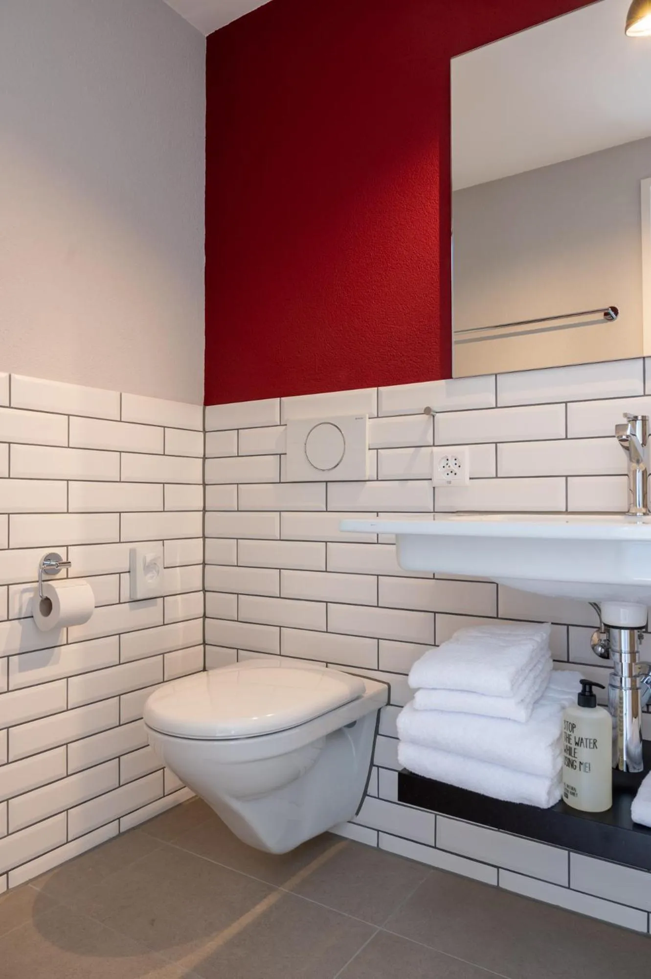 Toilet in Emma's B&B - Self Check-in Hotel