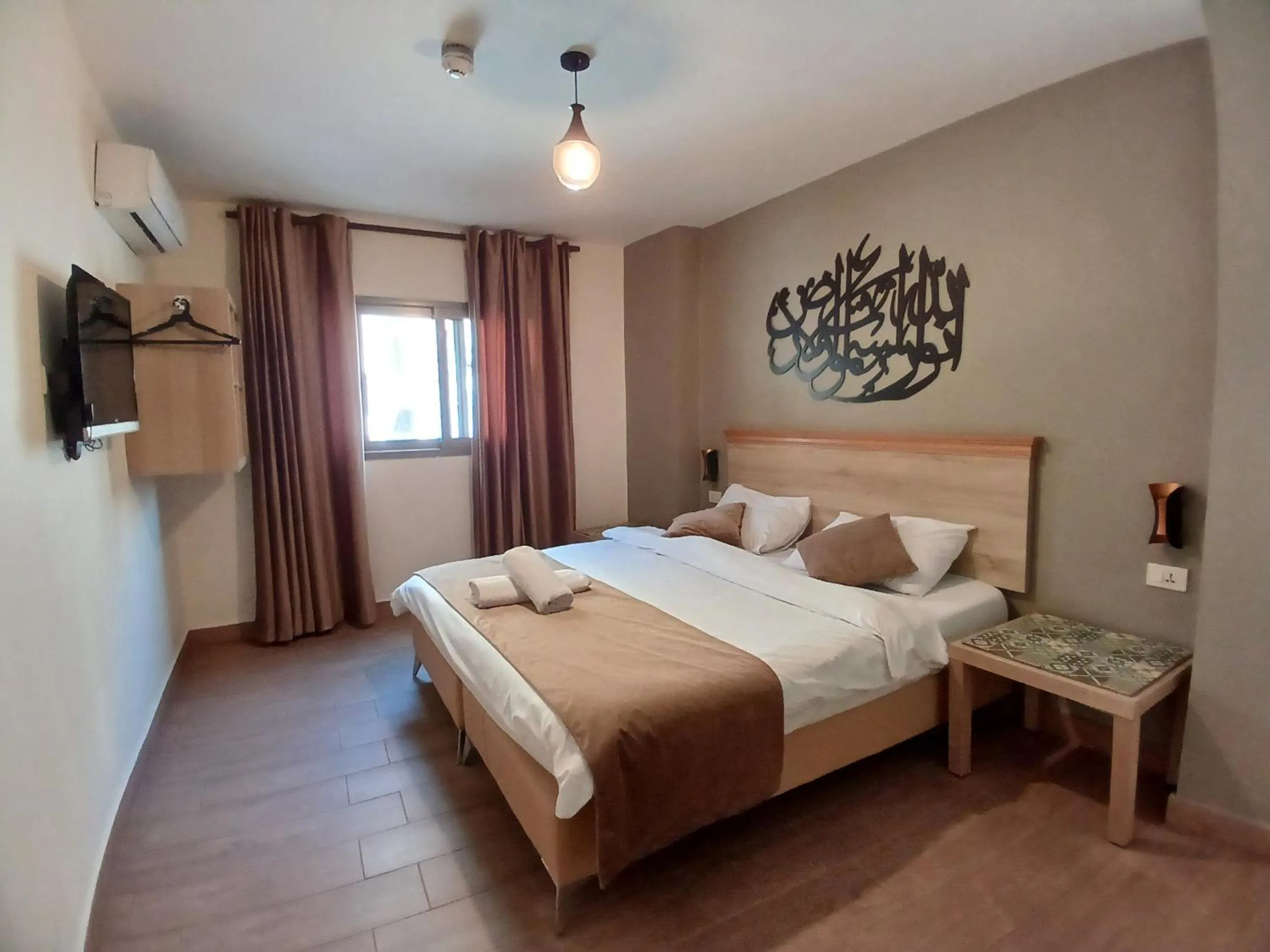 Bed in Layaali Amman Hotel