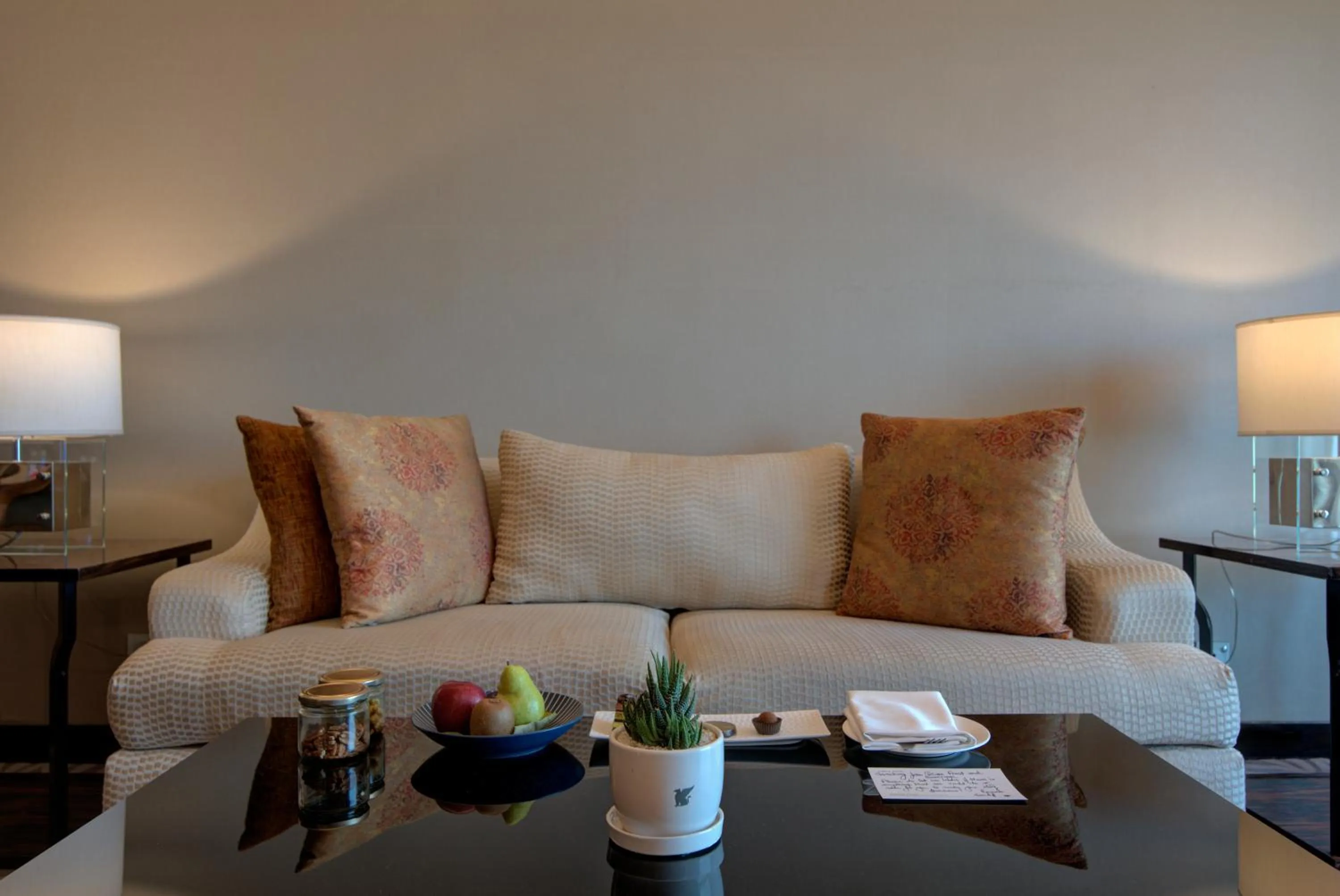 Living room in JW Marriott Hotel New Delhi Aerocity