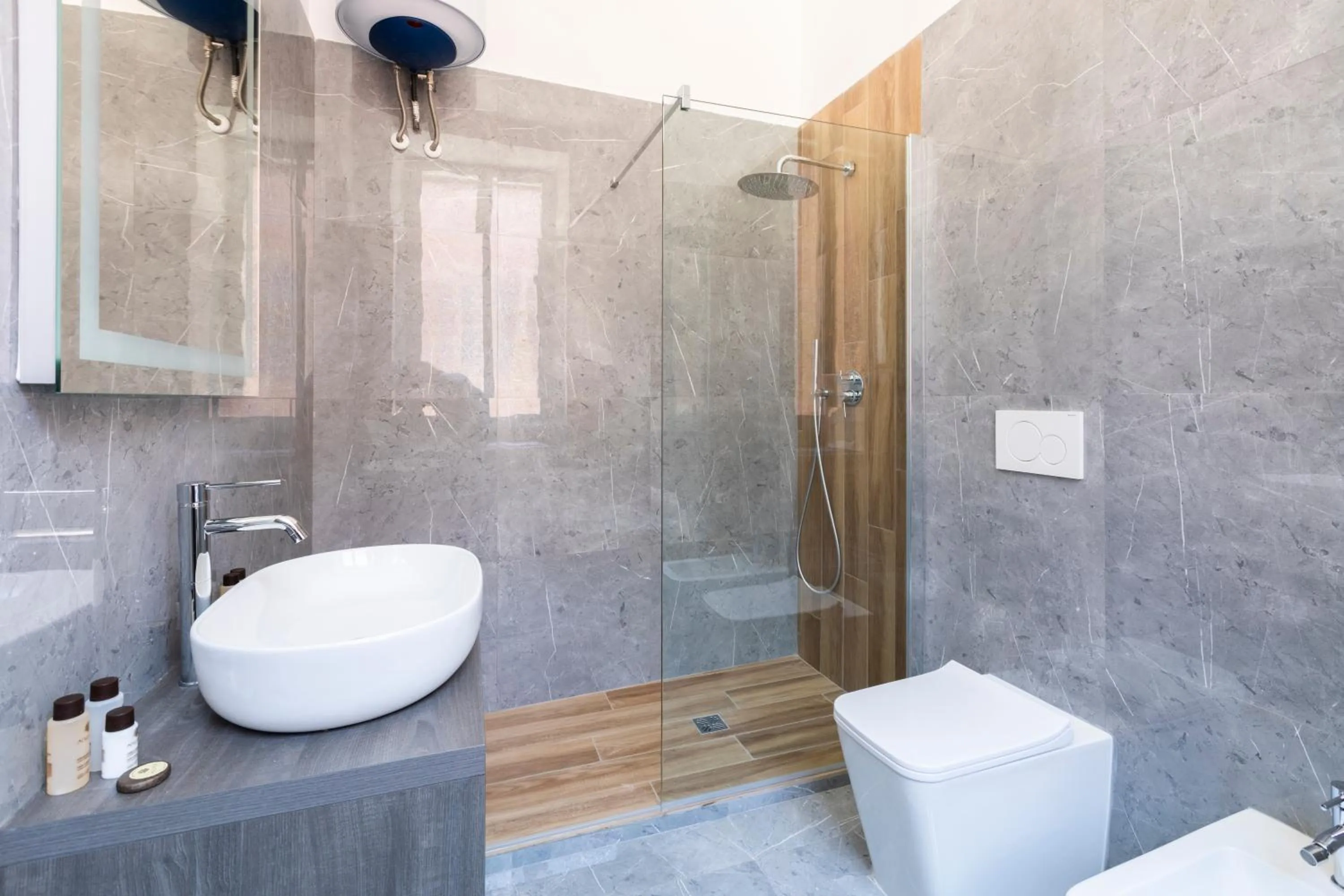 Shower in Louly Spanish Steps