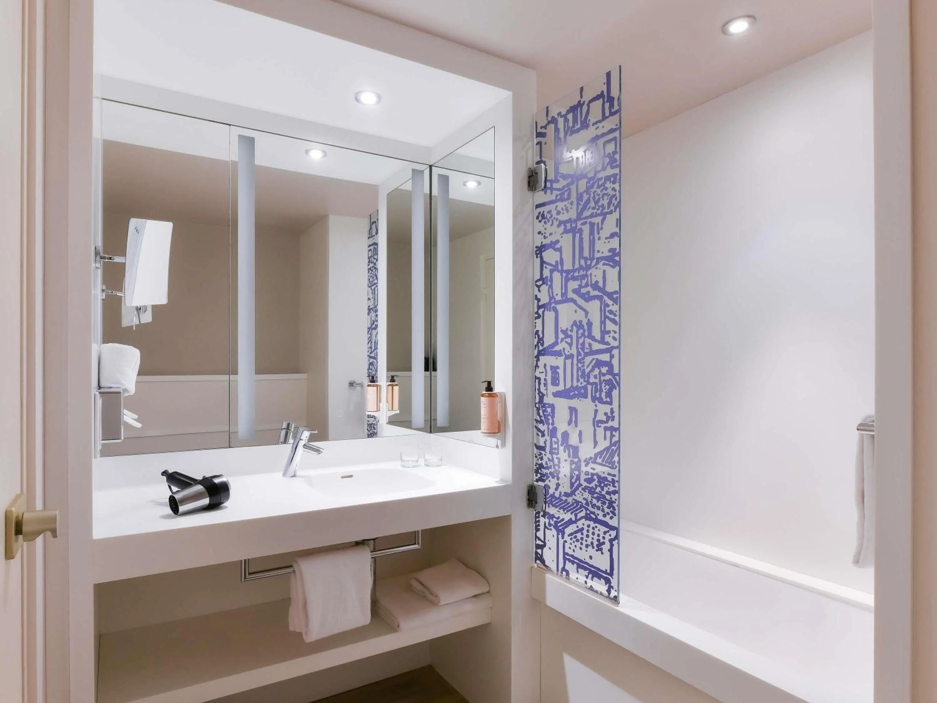 Bathroom in Mercure Lyon Centre Saxe Lafayette