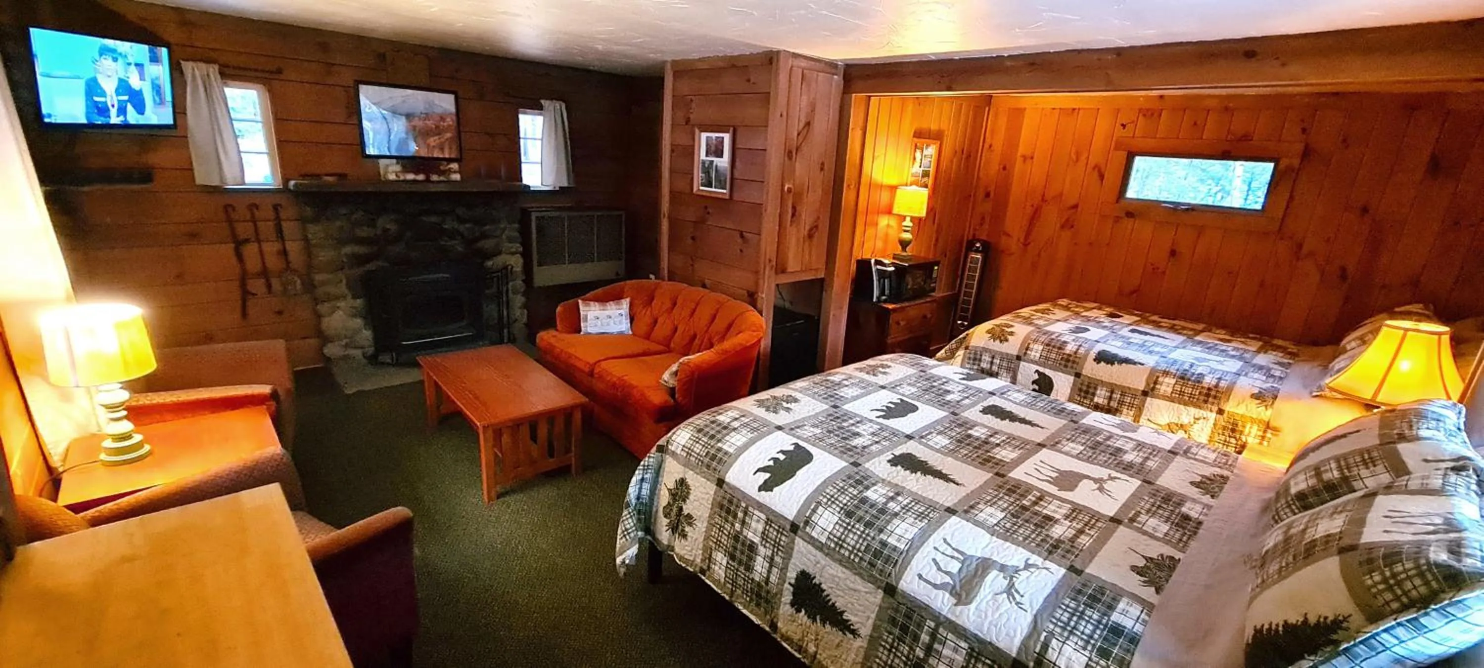 Living room, Bed in The Wilderness Inn: Chalets
