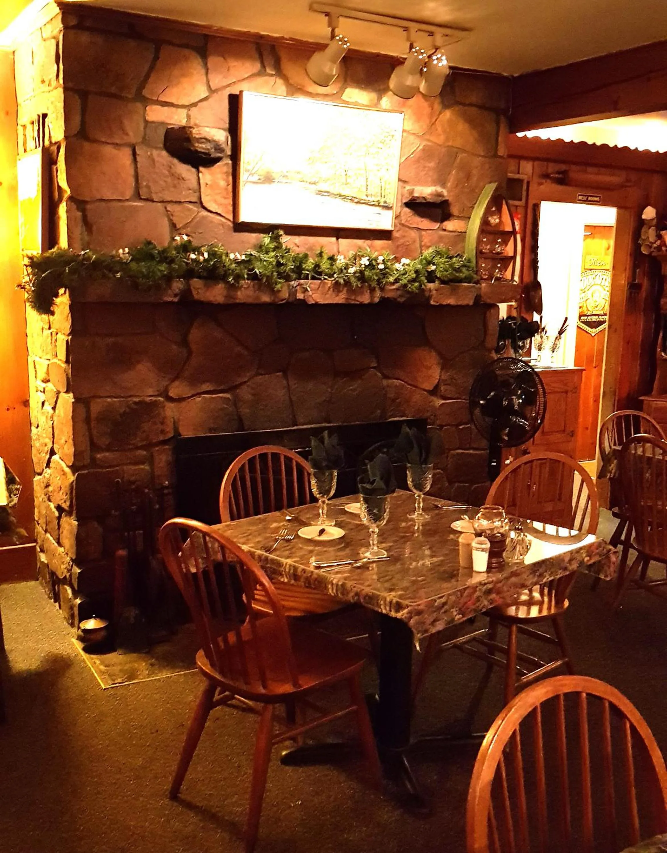 Restaurant/places to eat in The Wilderness Inn: Chalets
