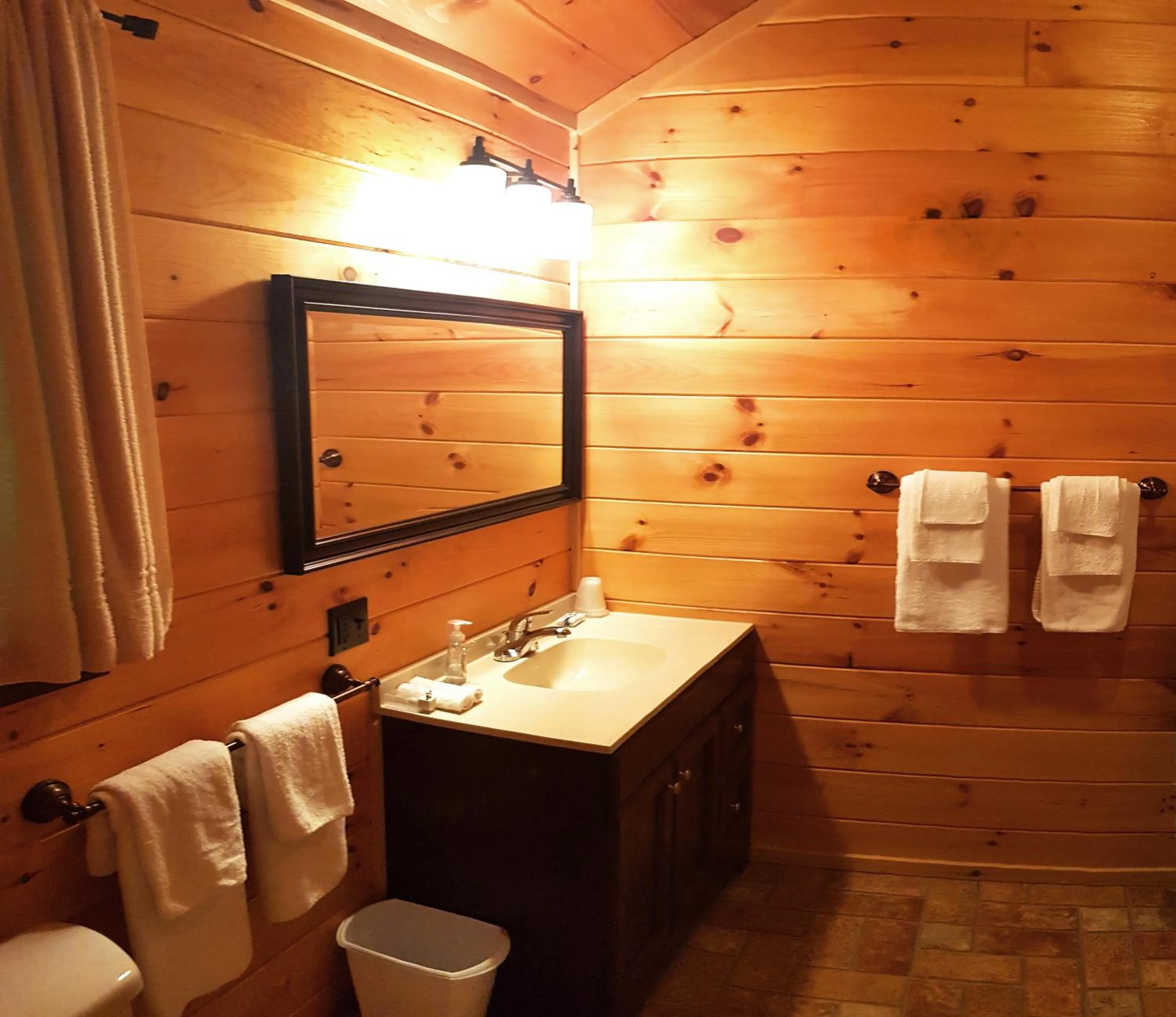 Bathroom in The Wilderness Inn: Chalets