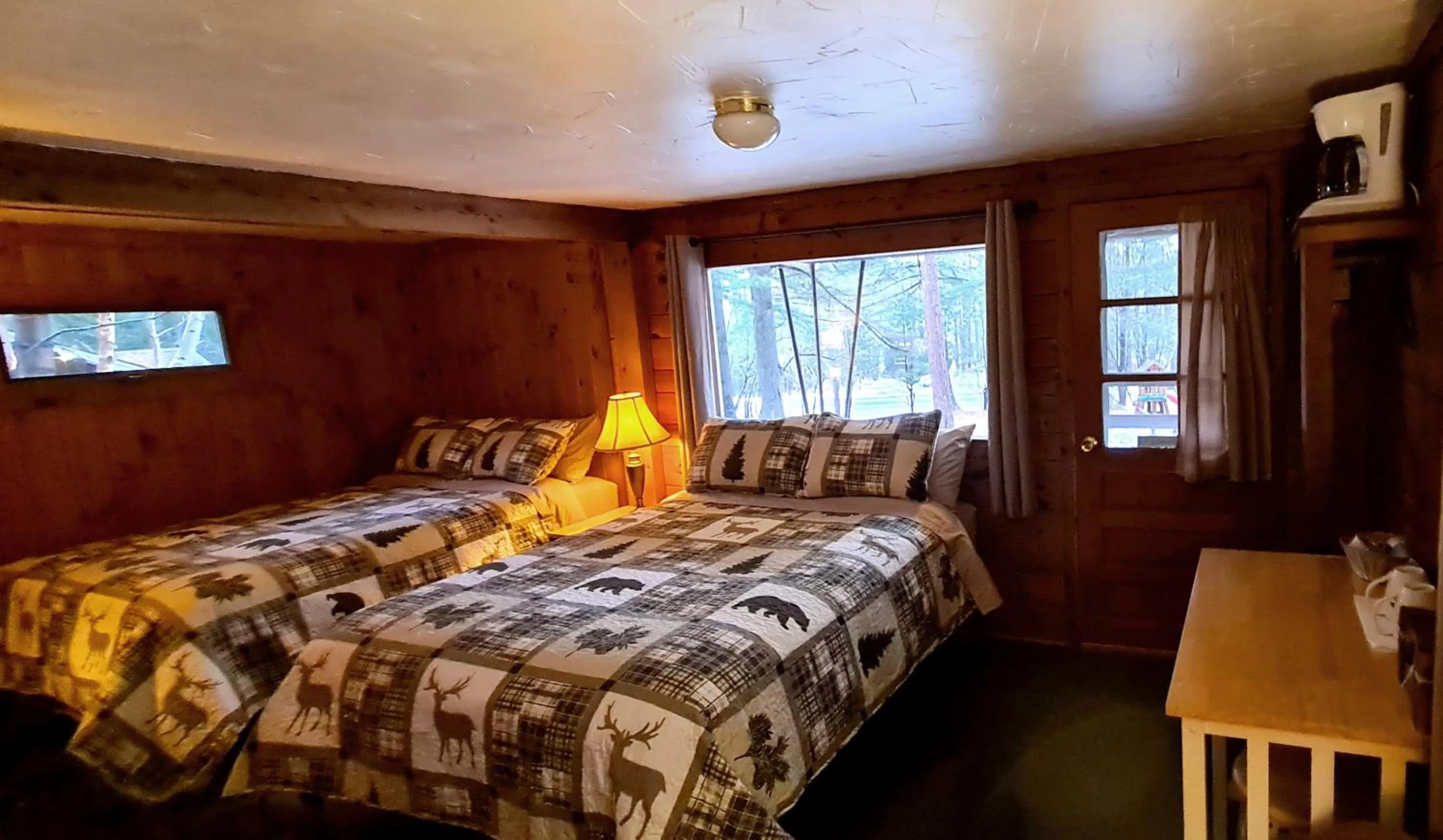 Living room, Bed in The Wilderness Inn: Chalets