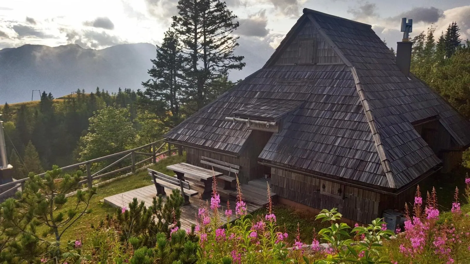 Patio in Koča Zlatorog - Velika planina