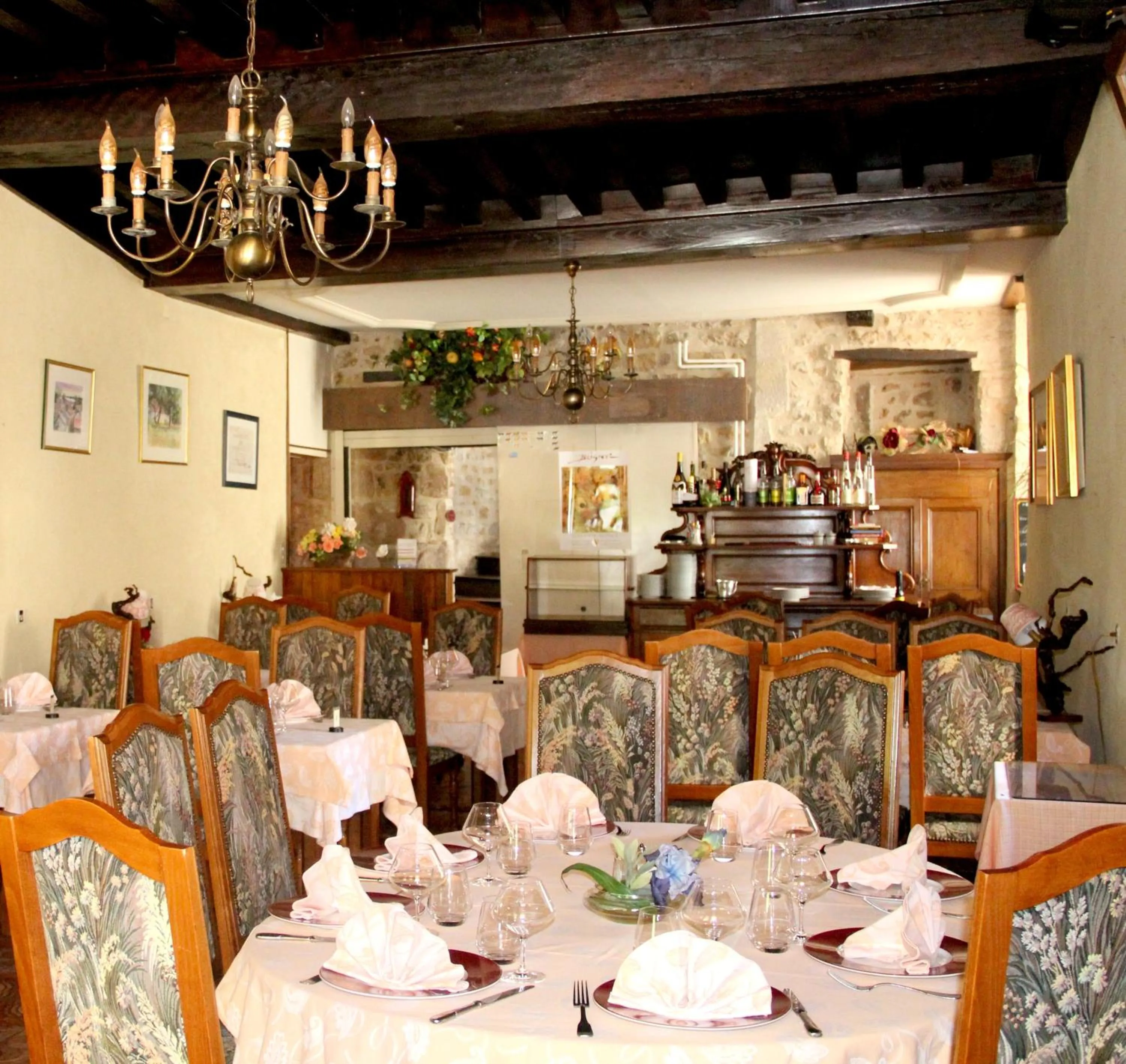 Restaurant/places to eat in Logis Des Trois Maures