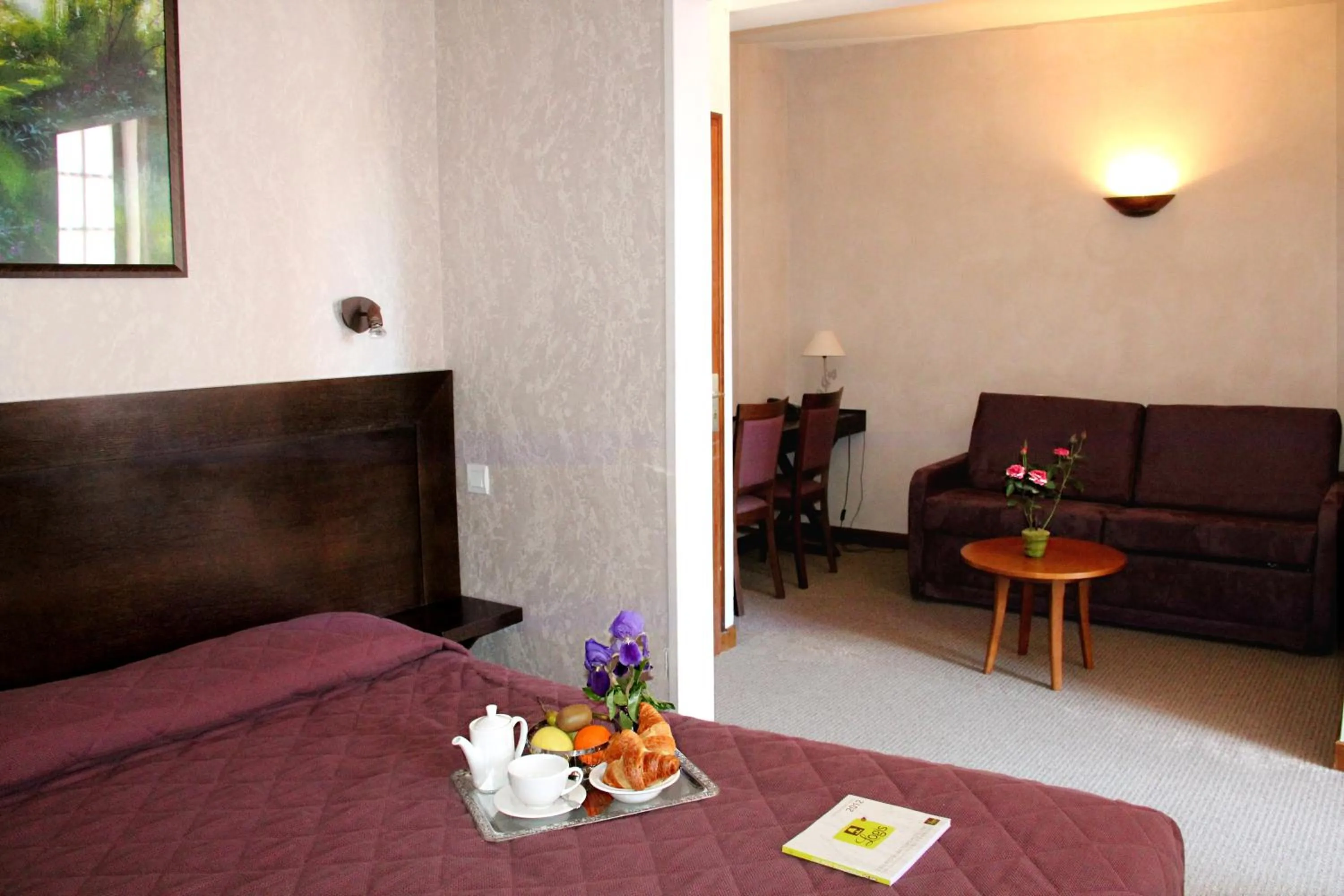 Breakfast, Bed in Logis Des Trois Maures