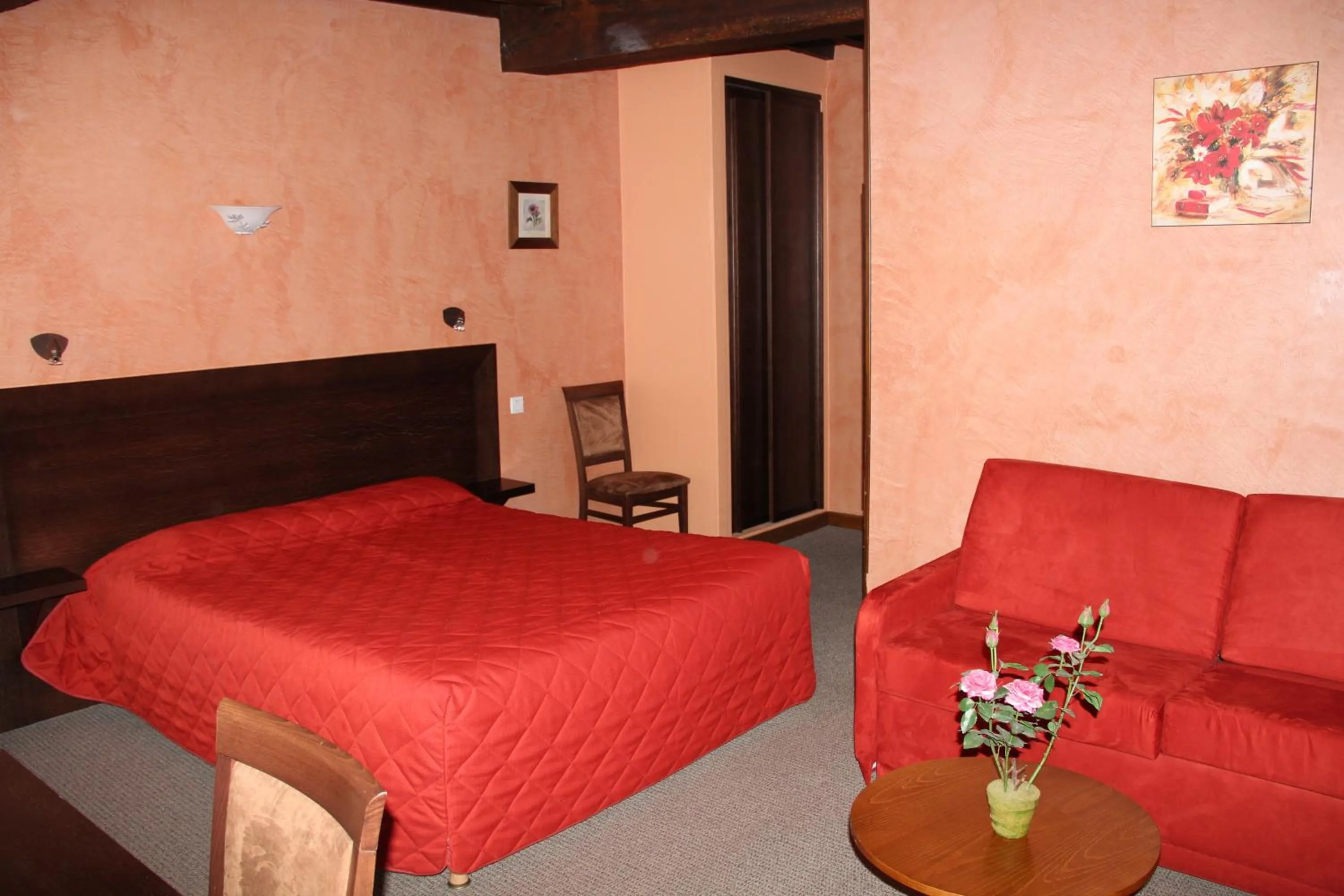 Photo of the whole room in Logis Des Trois Maures