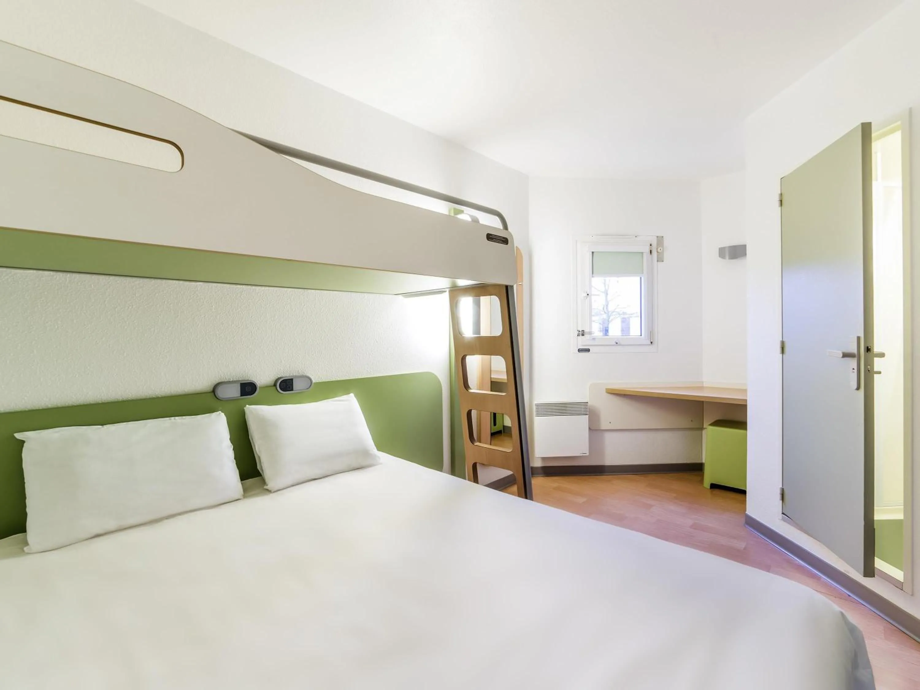 Bedroom, Bed in ibis Budget Caen Memorial