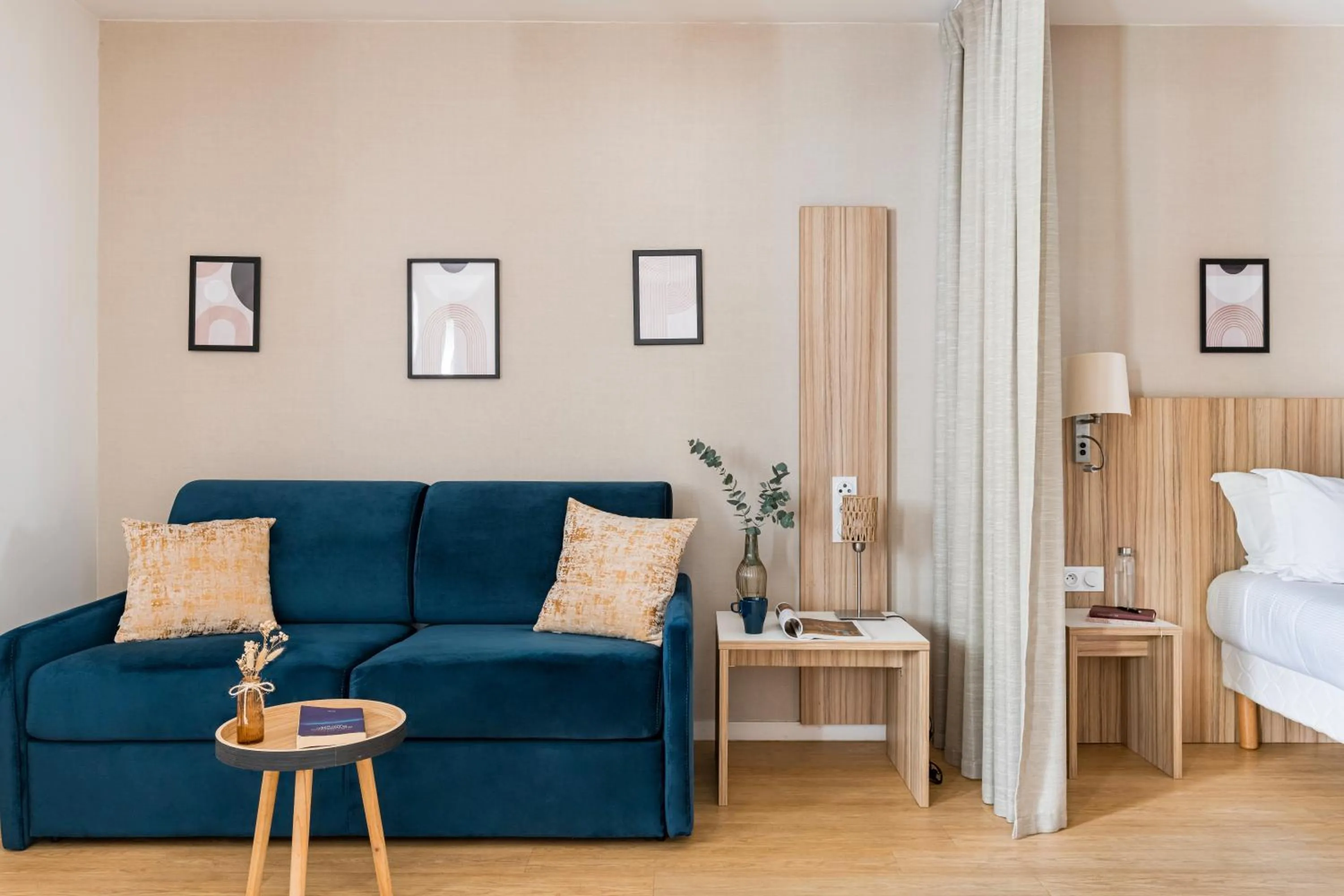 Living room, Bed in Appart hôtel Q7 Lodge Lyon 7