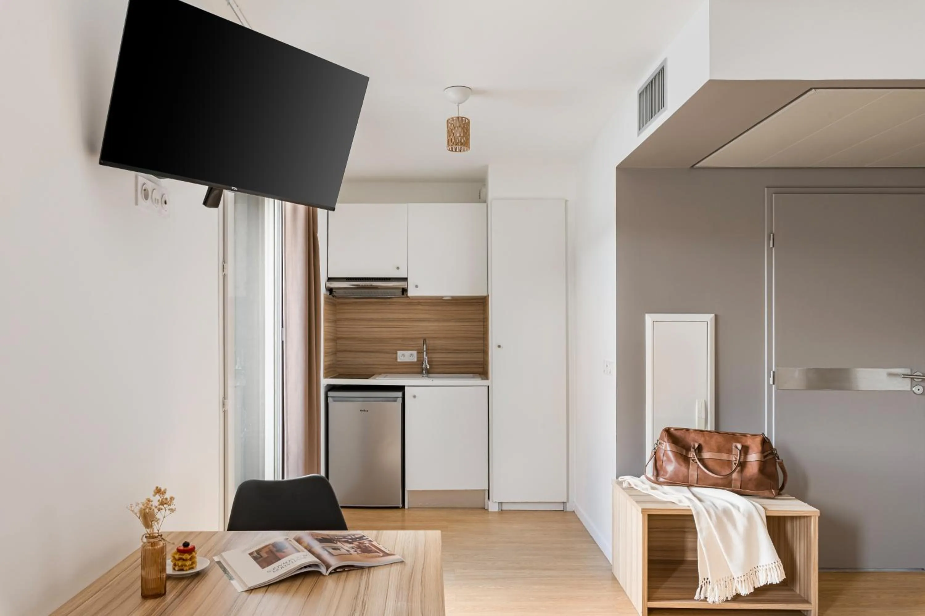 TV and multimedia in Appart hôtel Q7 Lodge Lyon 7