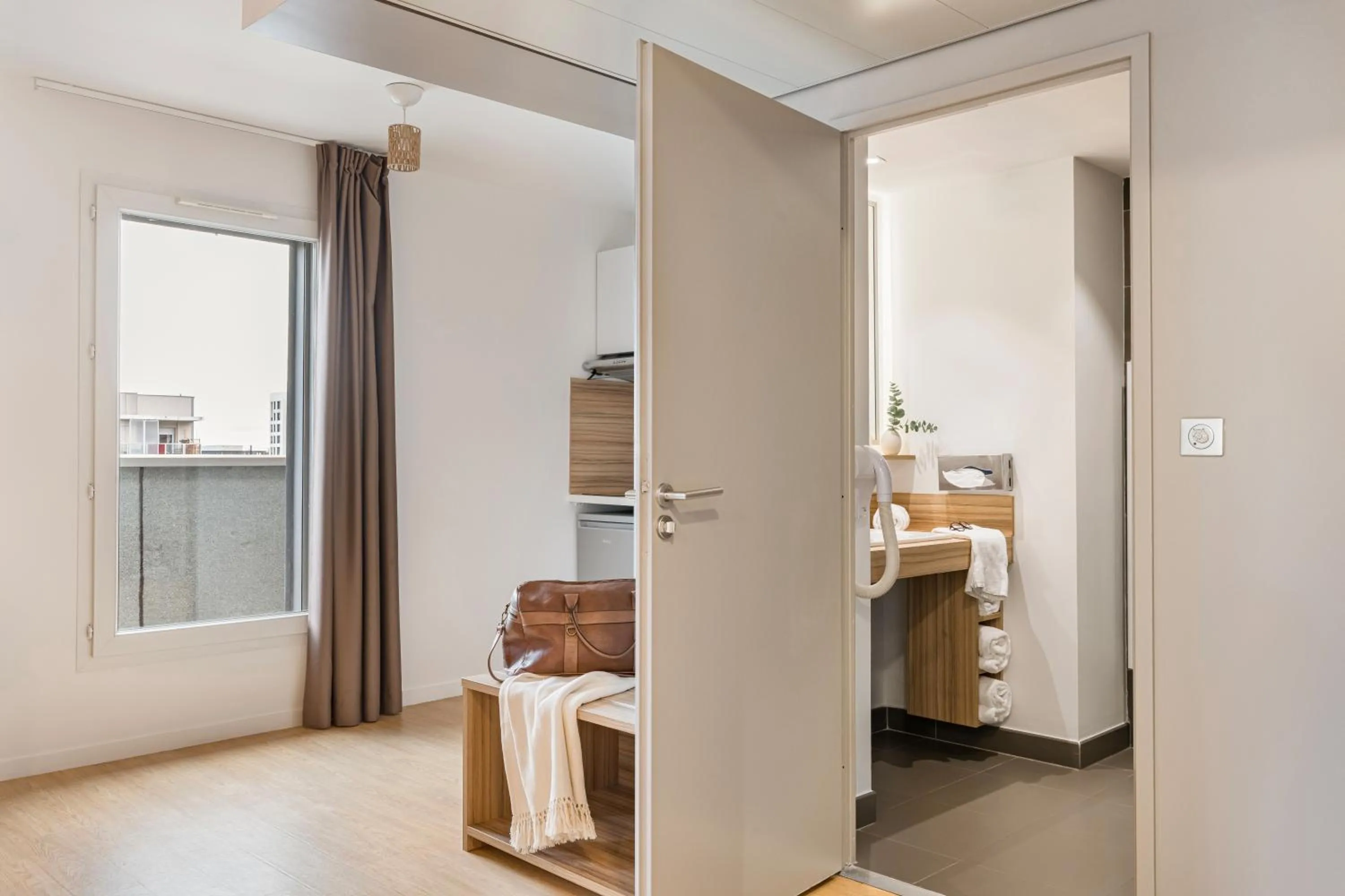 Bathroom, Bed in Appart hôtel Q7 Lodge Lyon 7