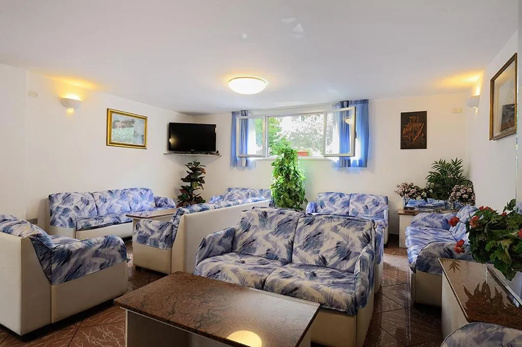 Communal lounge/ TV room in Hotel Samoa