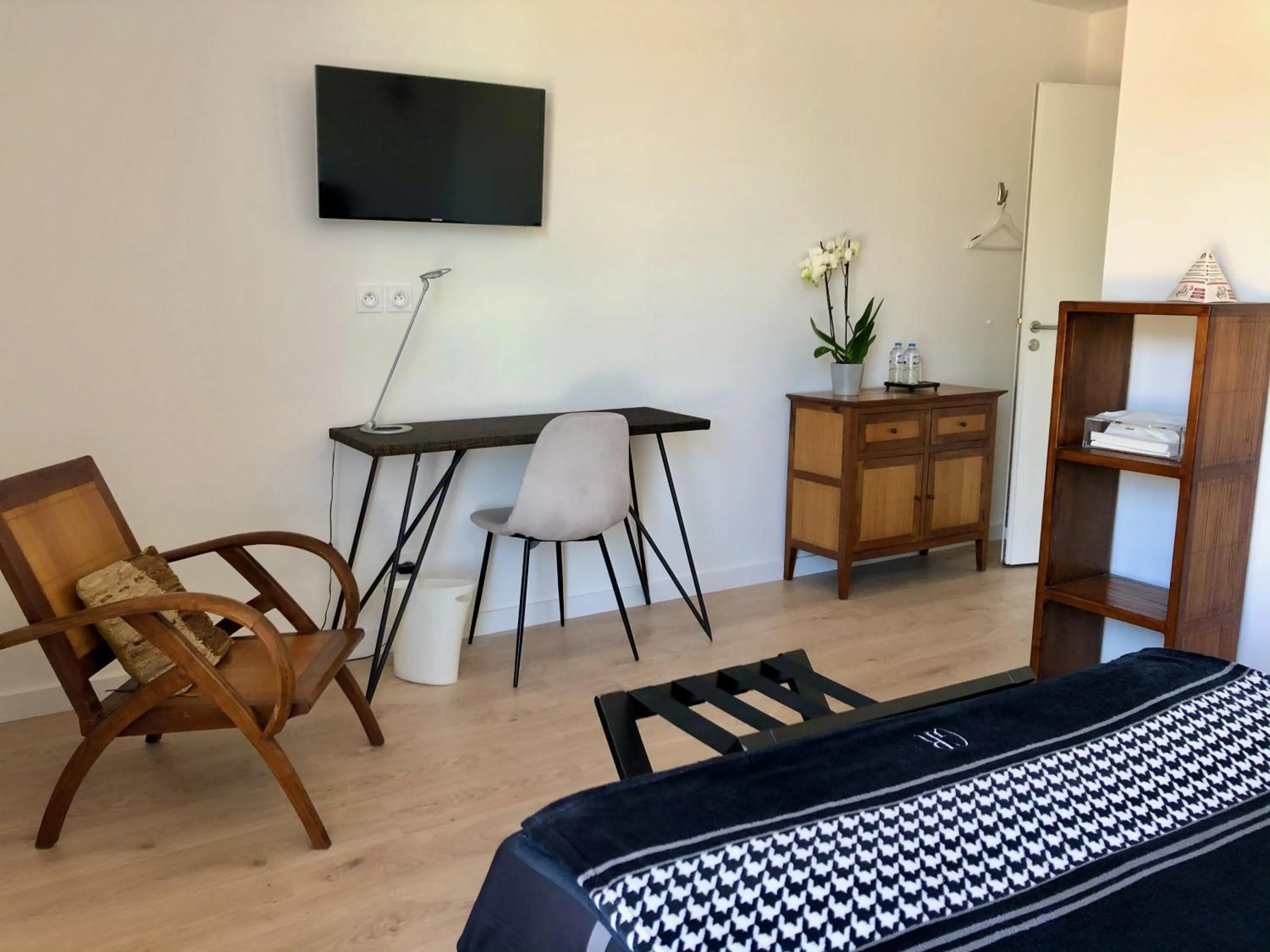 Photo of the whole room in HÔTELYA - Lille Villeneuve d'Ascq