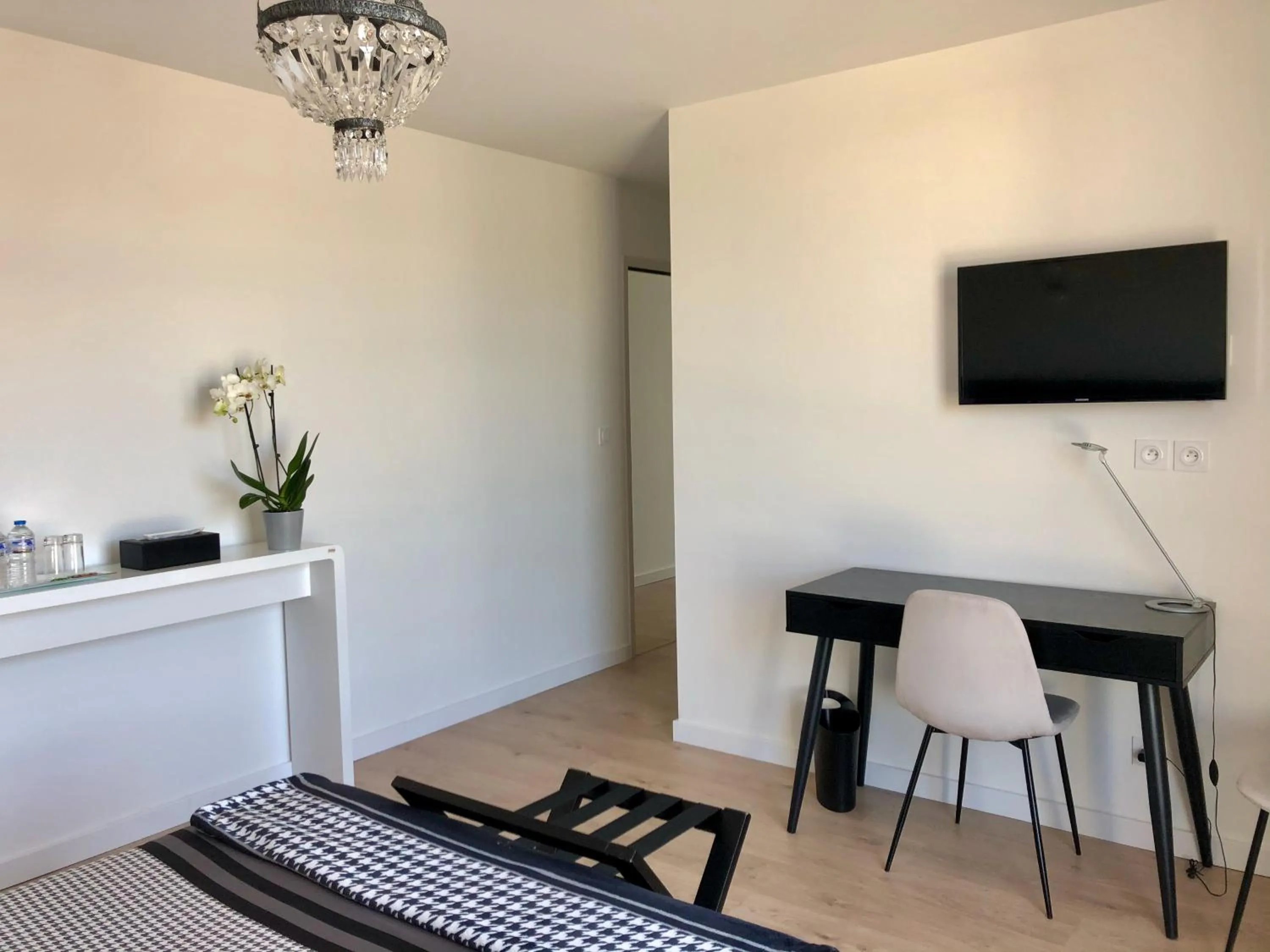 Photo of the whole room in HÔTELYA - Lille Villeneuve d'Ascq