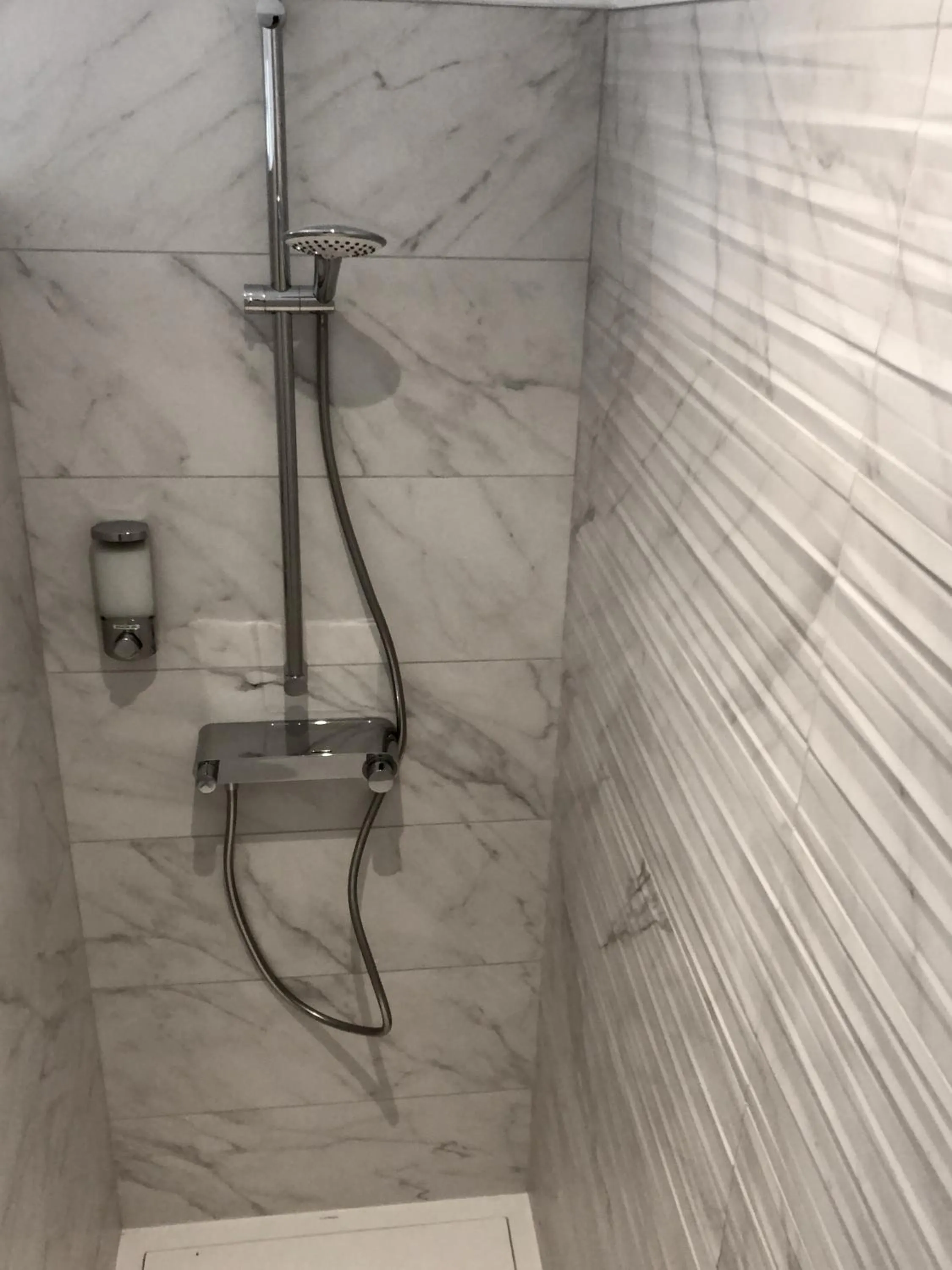 Shower in HÔTELYA - Lille Villeneuve d'Ascq