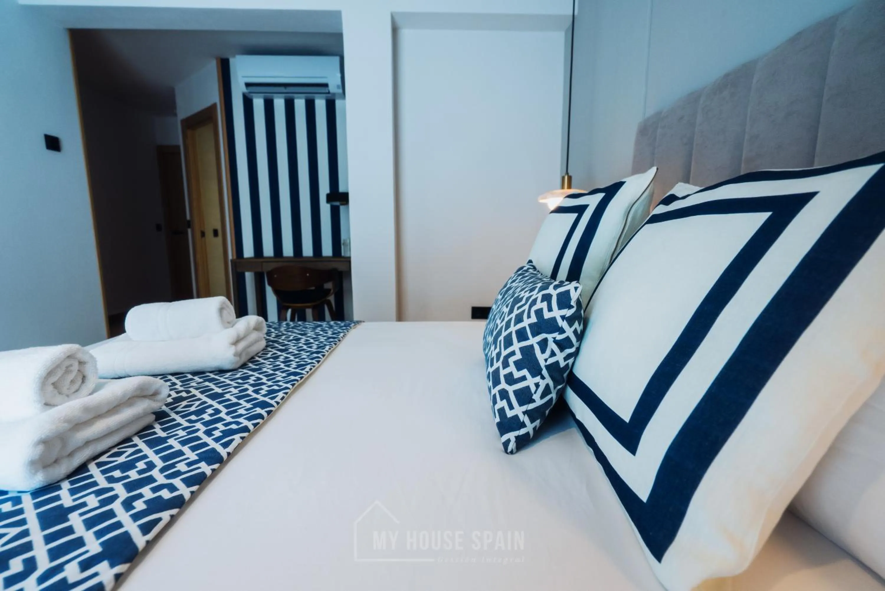 Bed in Hotel Central by MyHouseSpain