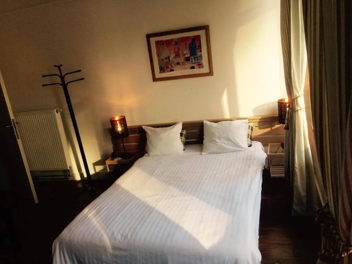 Bed in Appart-hôtel Maison de la Lune - petite Auberge d'Etterbeek