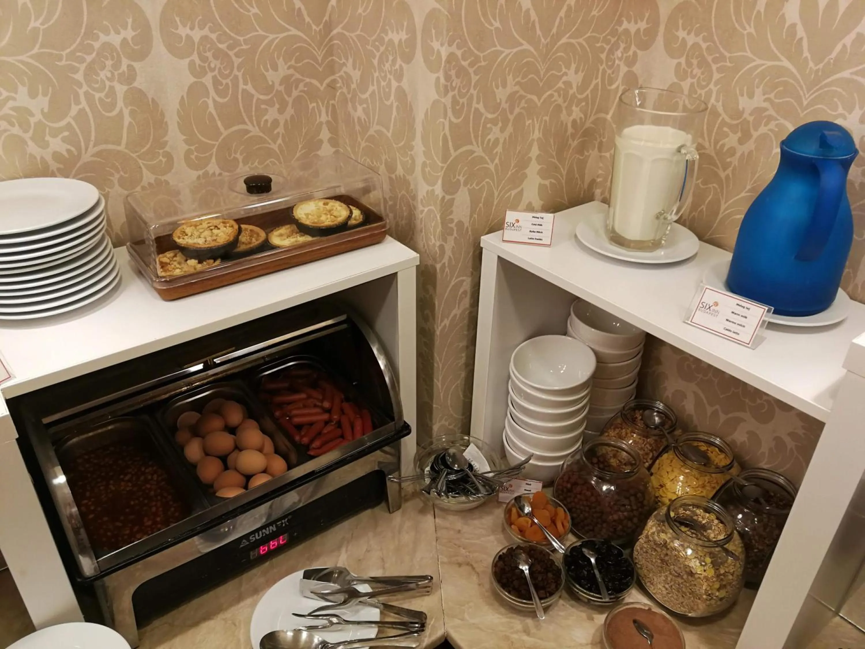 Food and drinks in Six Inn Hotel Budapest