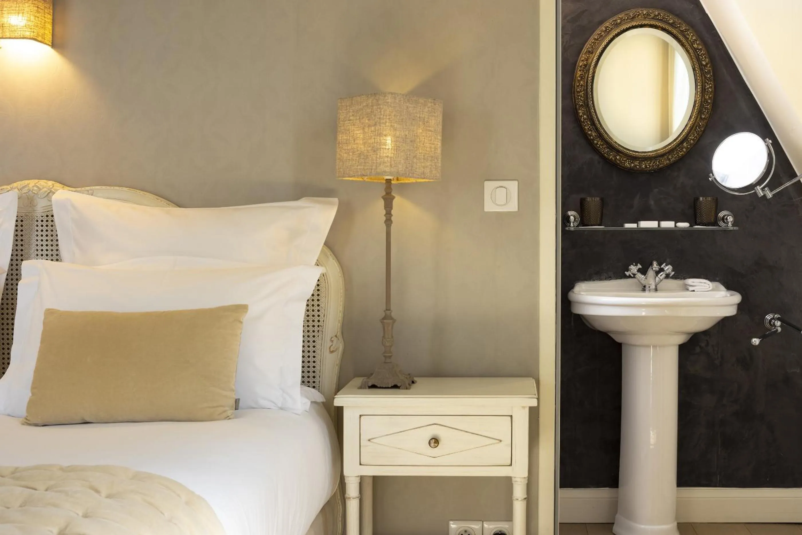 Bed in Château Les Oliviers de Salettes