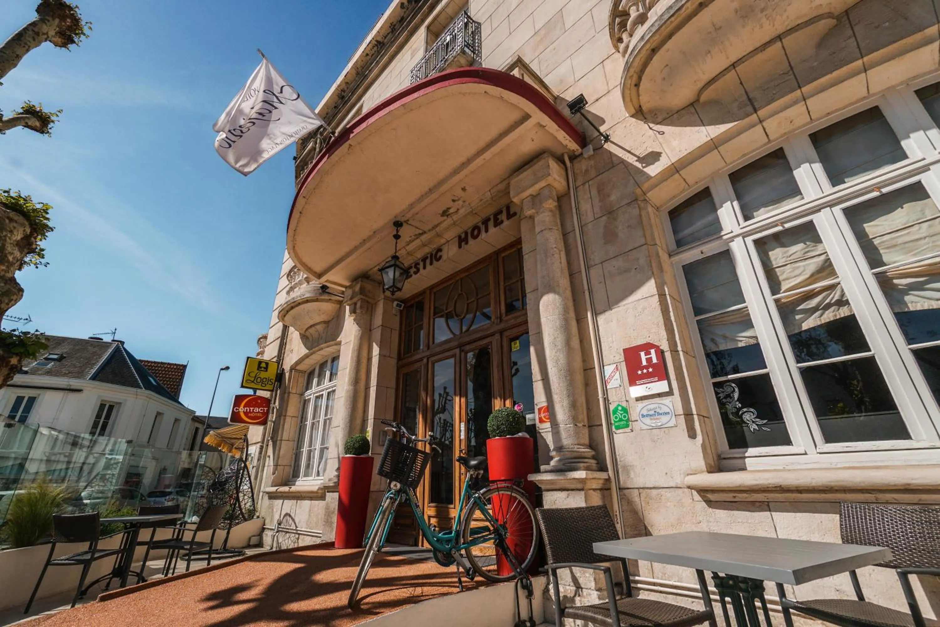 Facade/entrance in LOGIS Hotel Majestic Chatelaillon Plage - La Rochelle