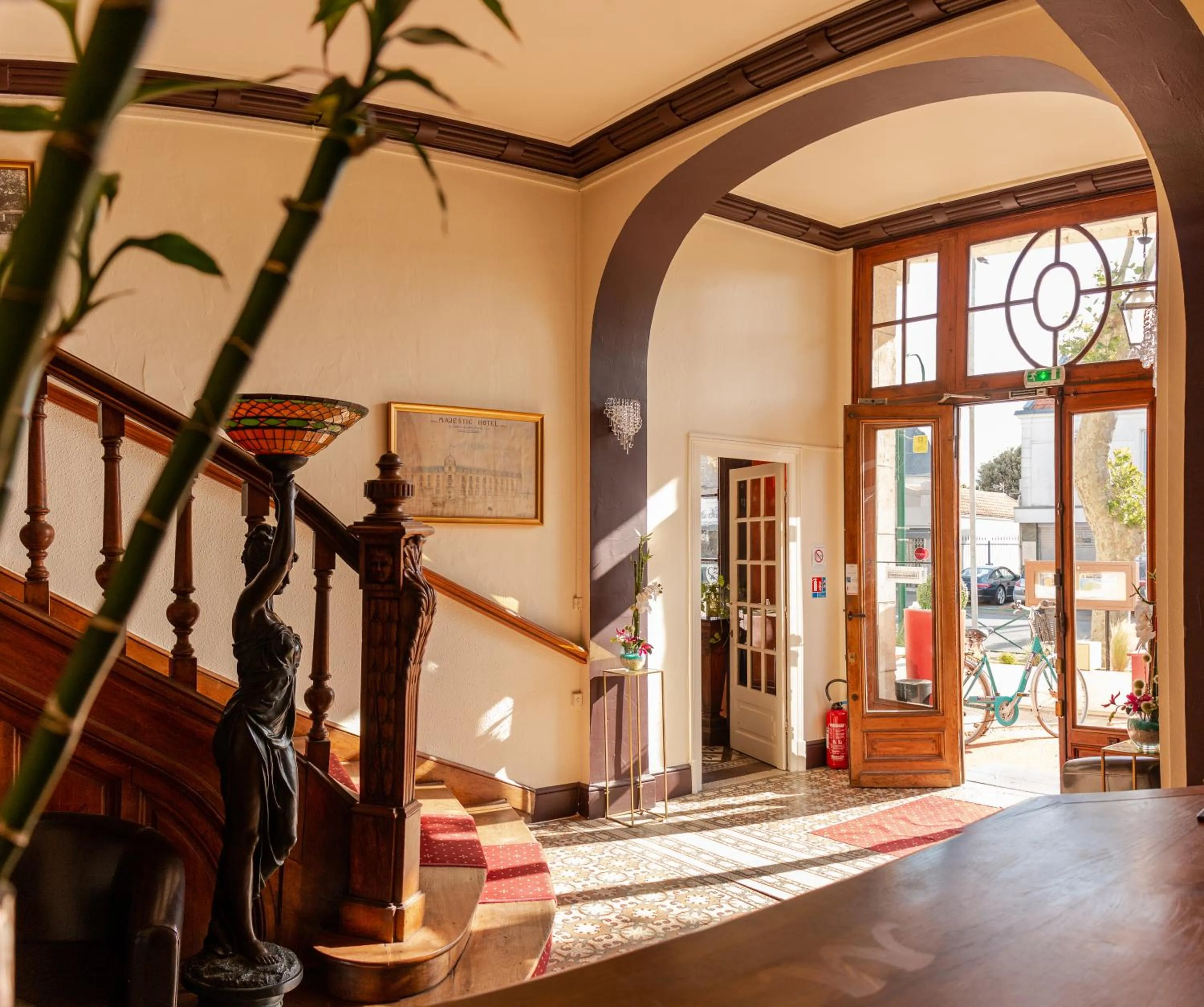 Lobby or reception in LOGIS Hotel Majestic Chatelaillon Plage - La Rochelle