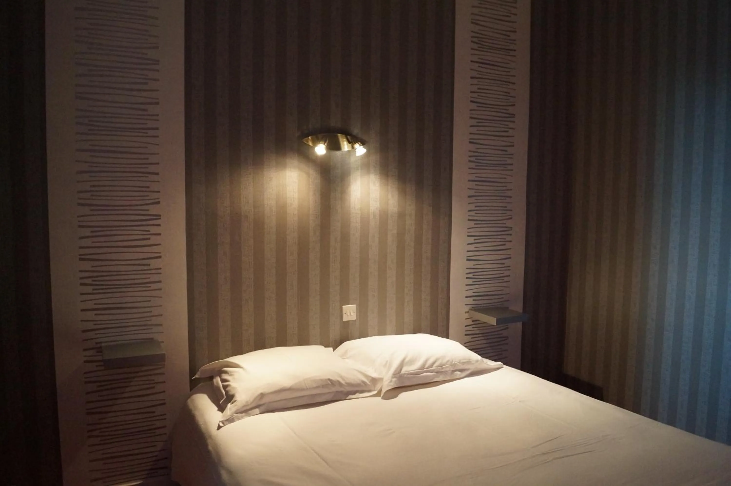 Bed in Hotel Restaurant Le Phare