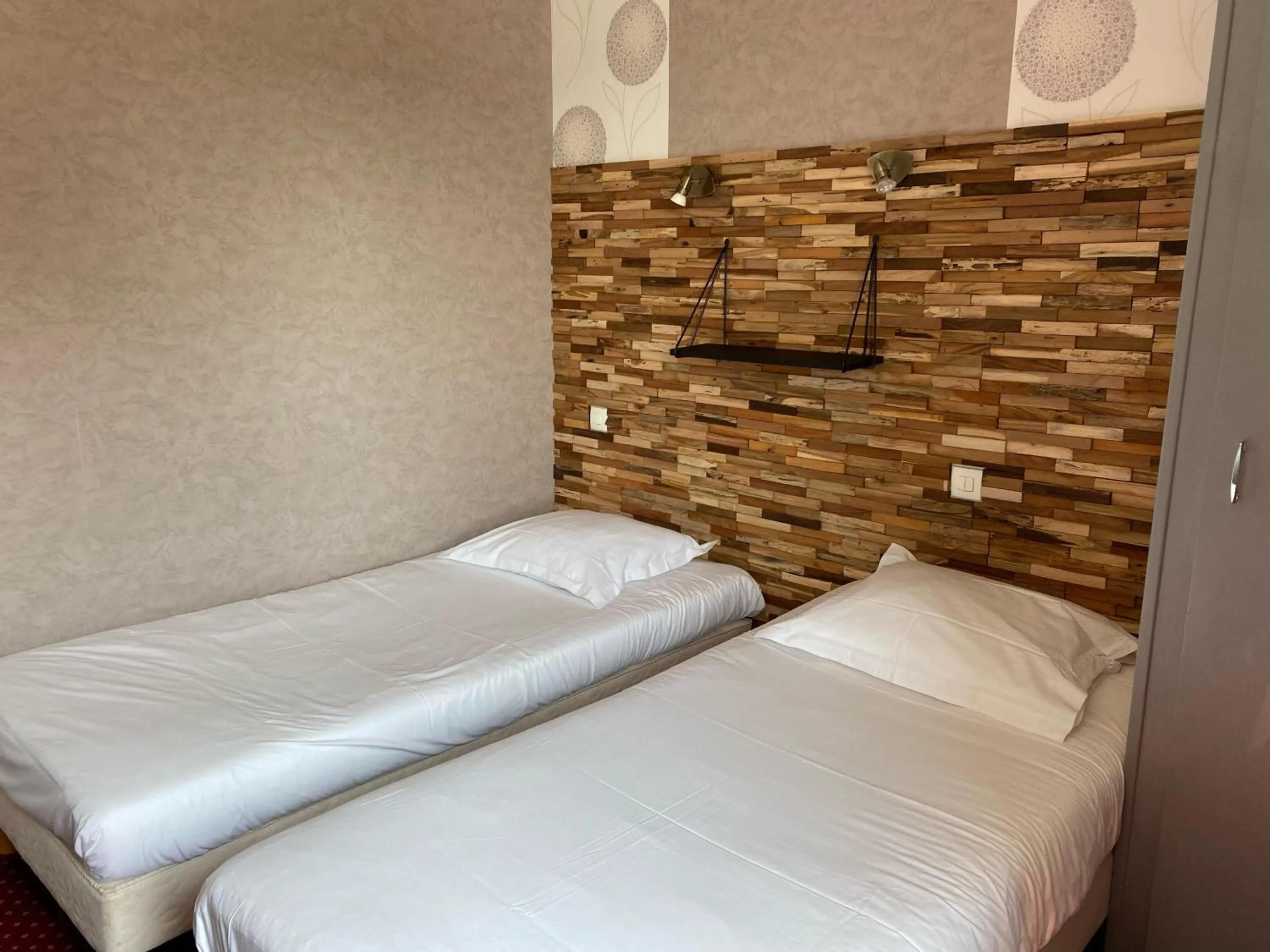 Bedroom, Bed in Hotel Restaurant Le Phare