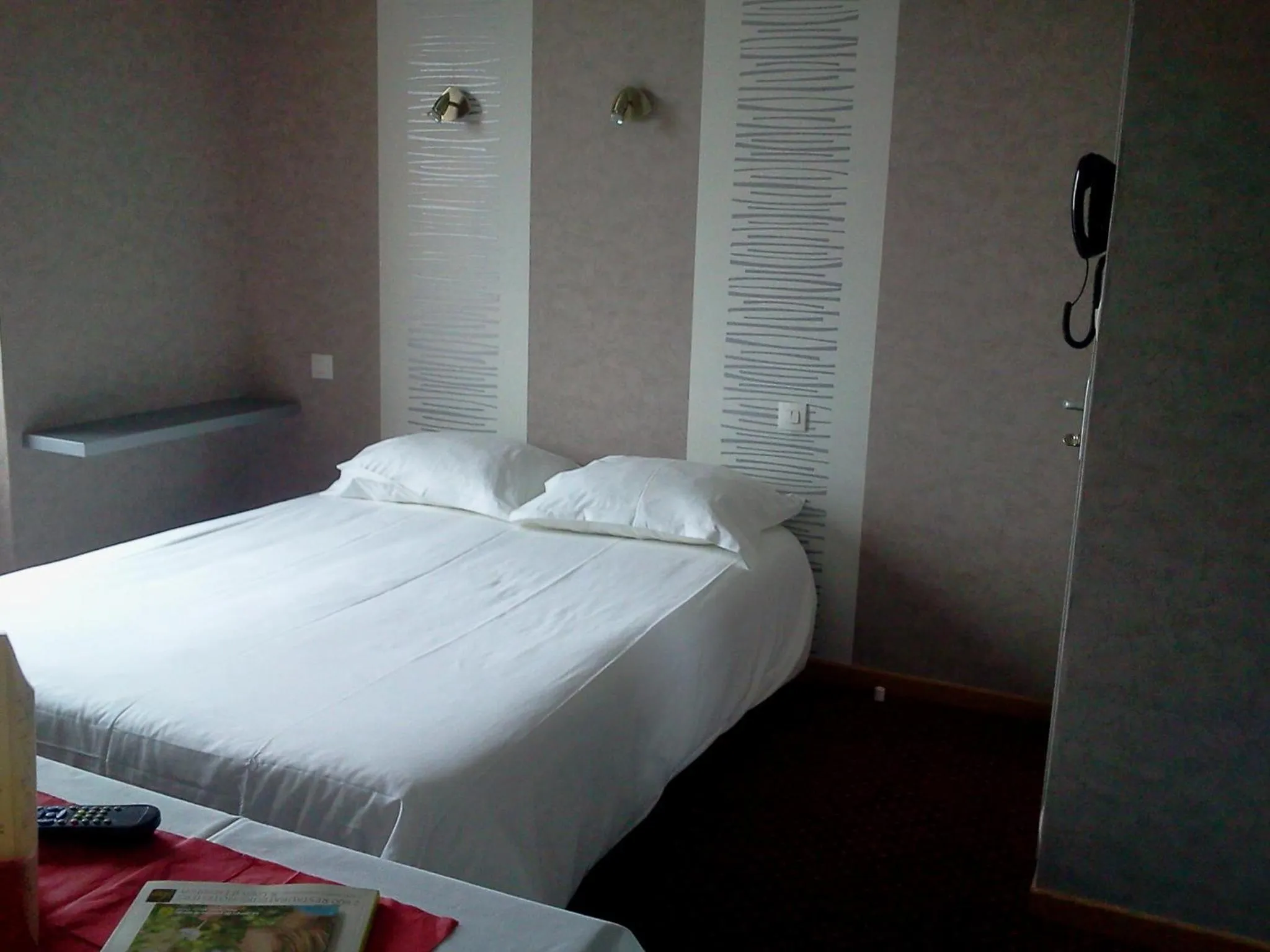 Bed in Hotel Restaurant Le Phare