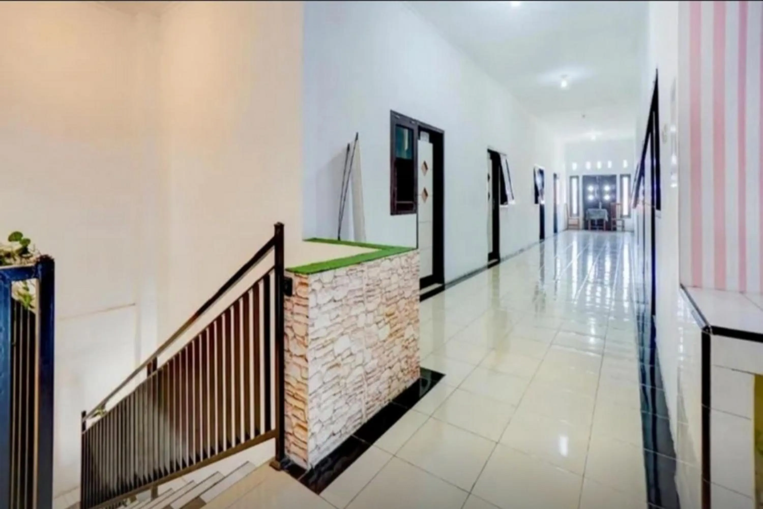 Property building in RedDoorz near Plaza Araya Malang