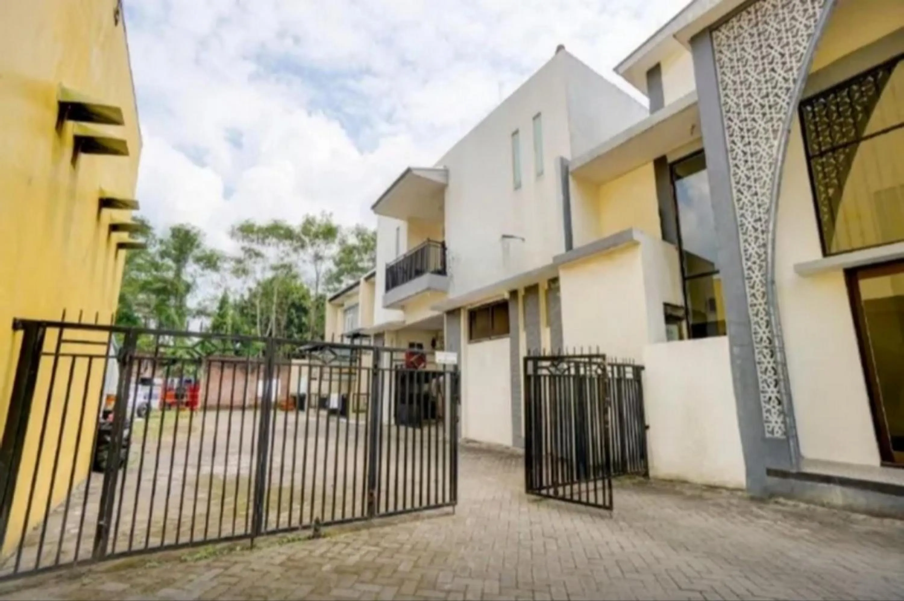 Property building in RedDoorz near Plaza Araya Malang