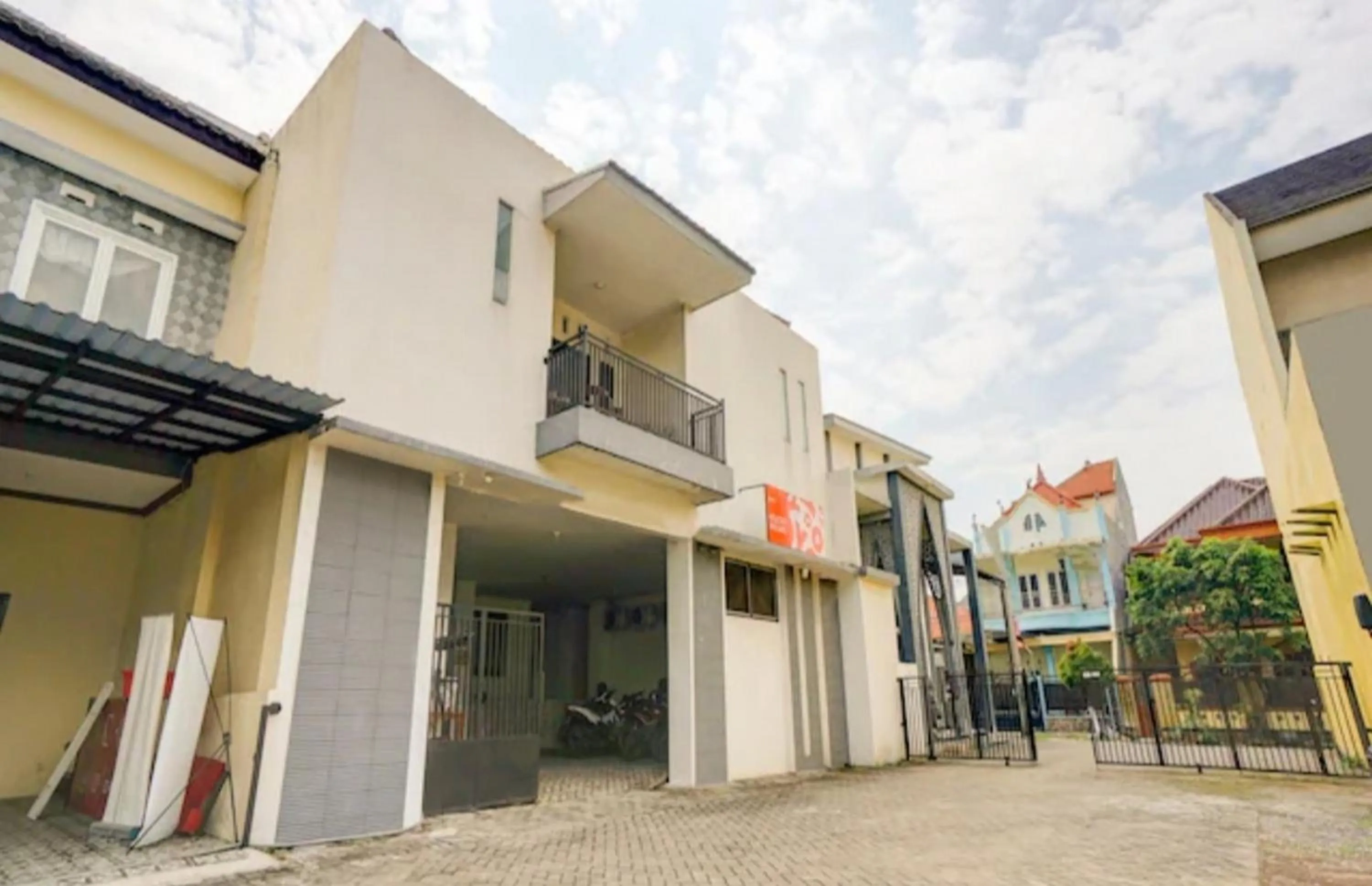 Property building in RedDoorz near Plaza Araya Malang