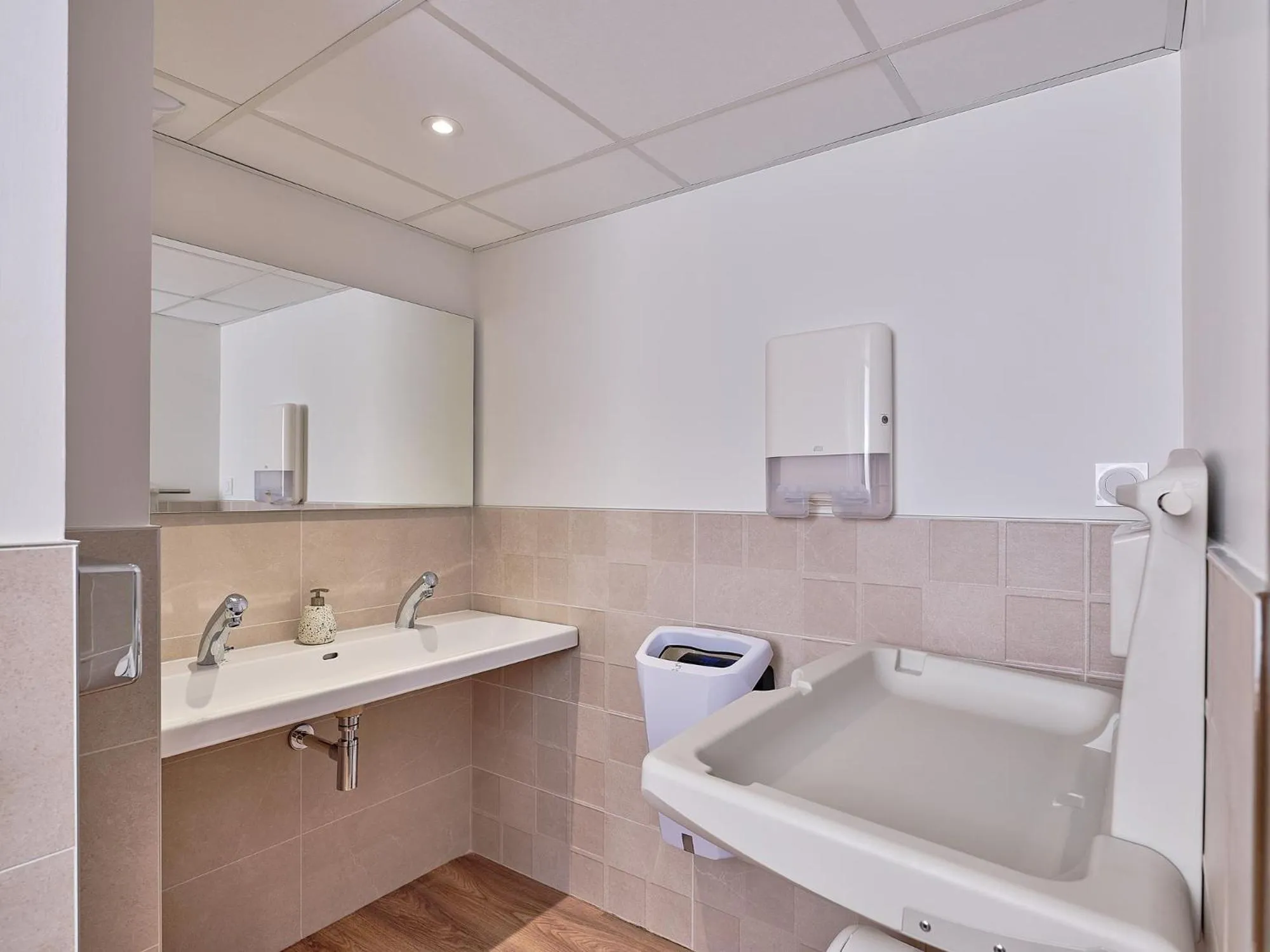 Toilet in Logis Hôtel Restaurant Aloe