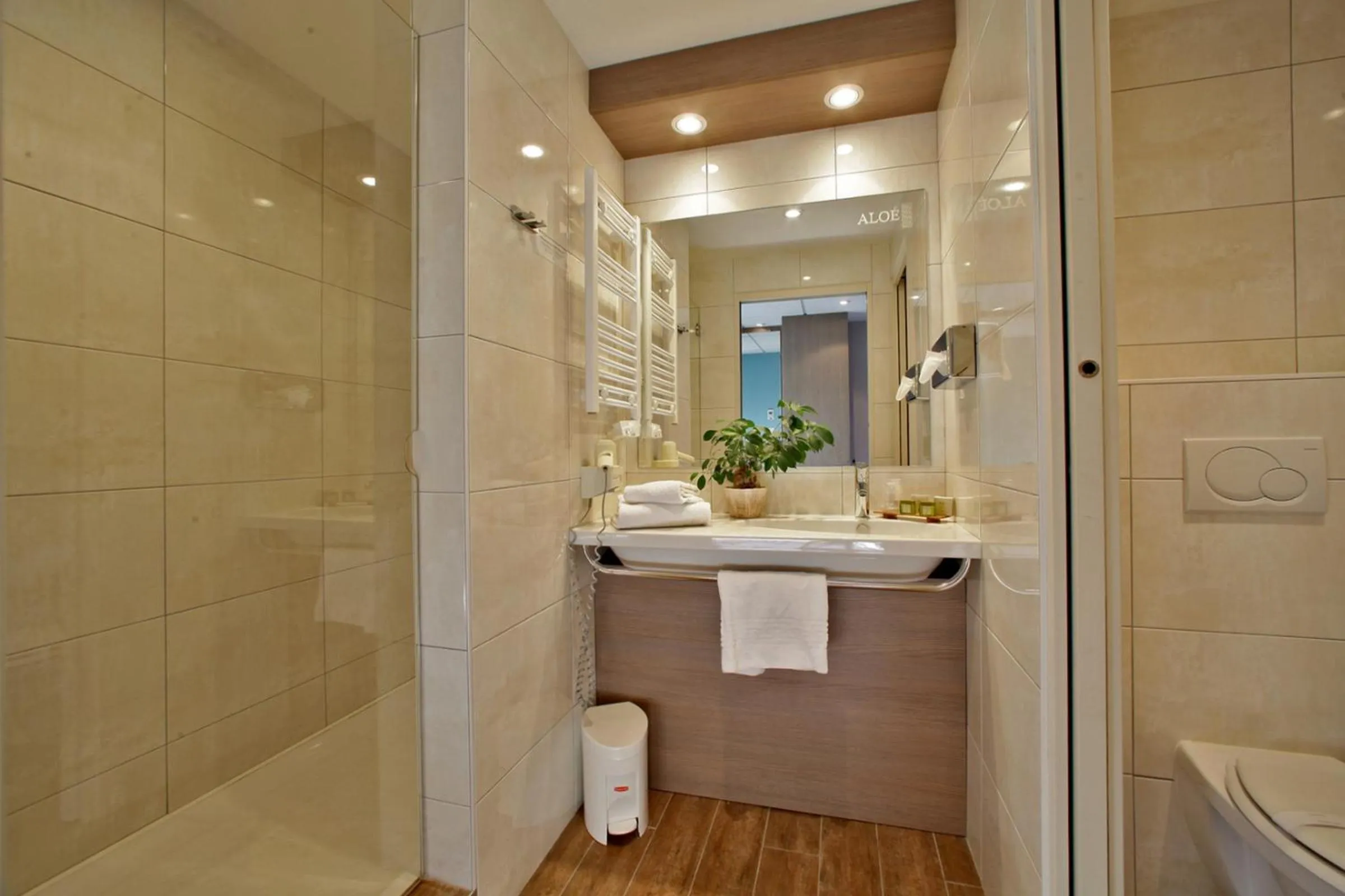 Bathroom in Logis Hôtel Restaurant Aloe