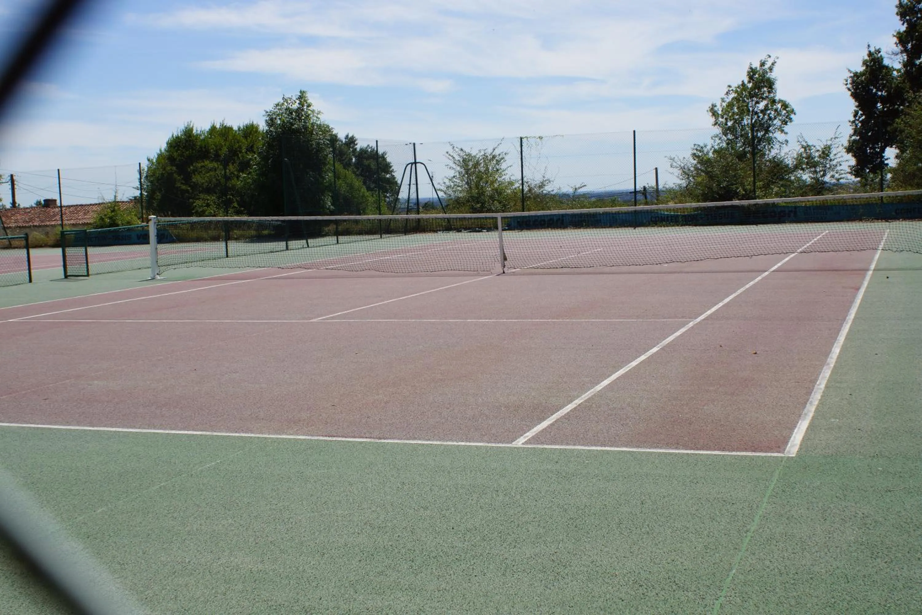 Tennis court in Logis Hôtel Restaurant Aloe