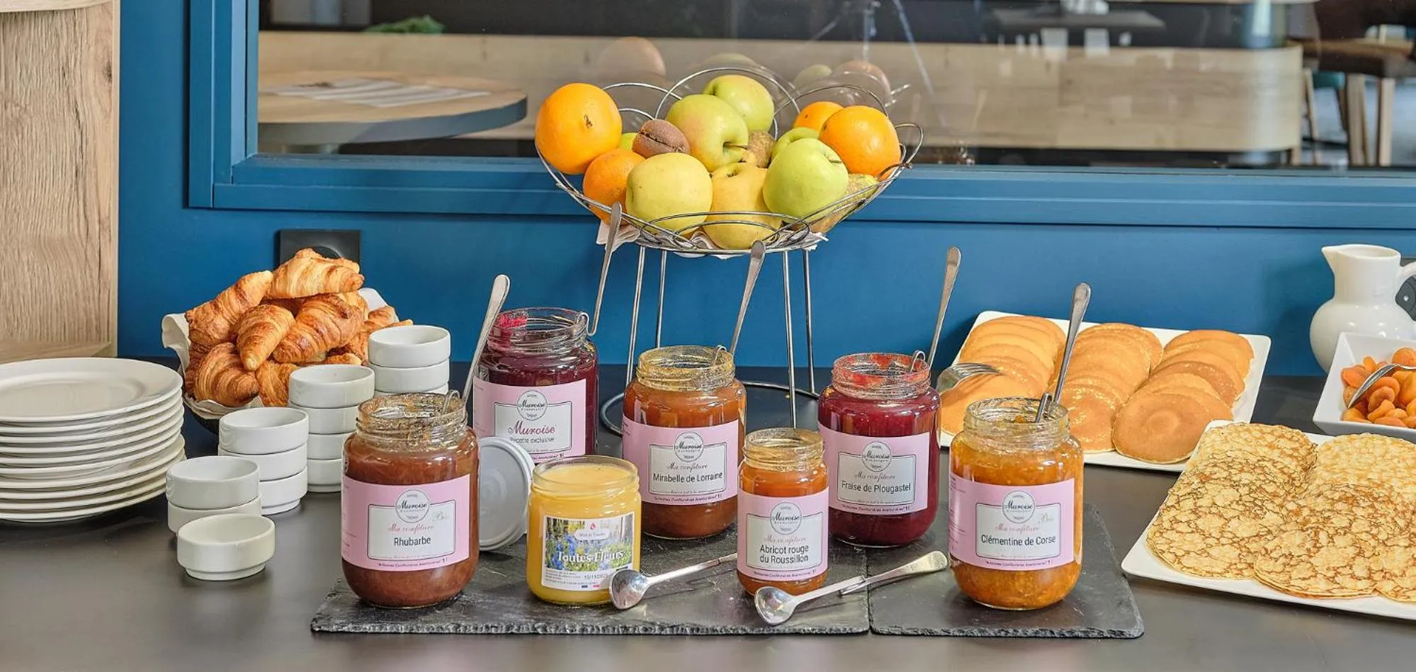 Buffet breakfast in Logis Hôtel Restaurant Aloe