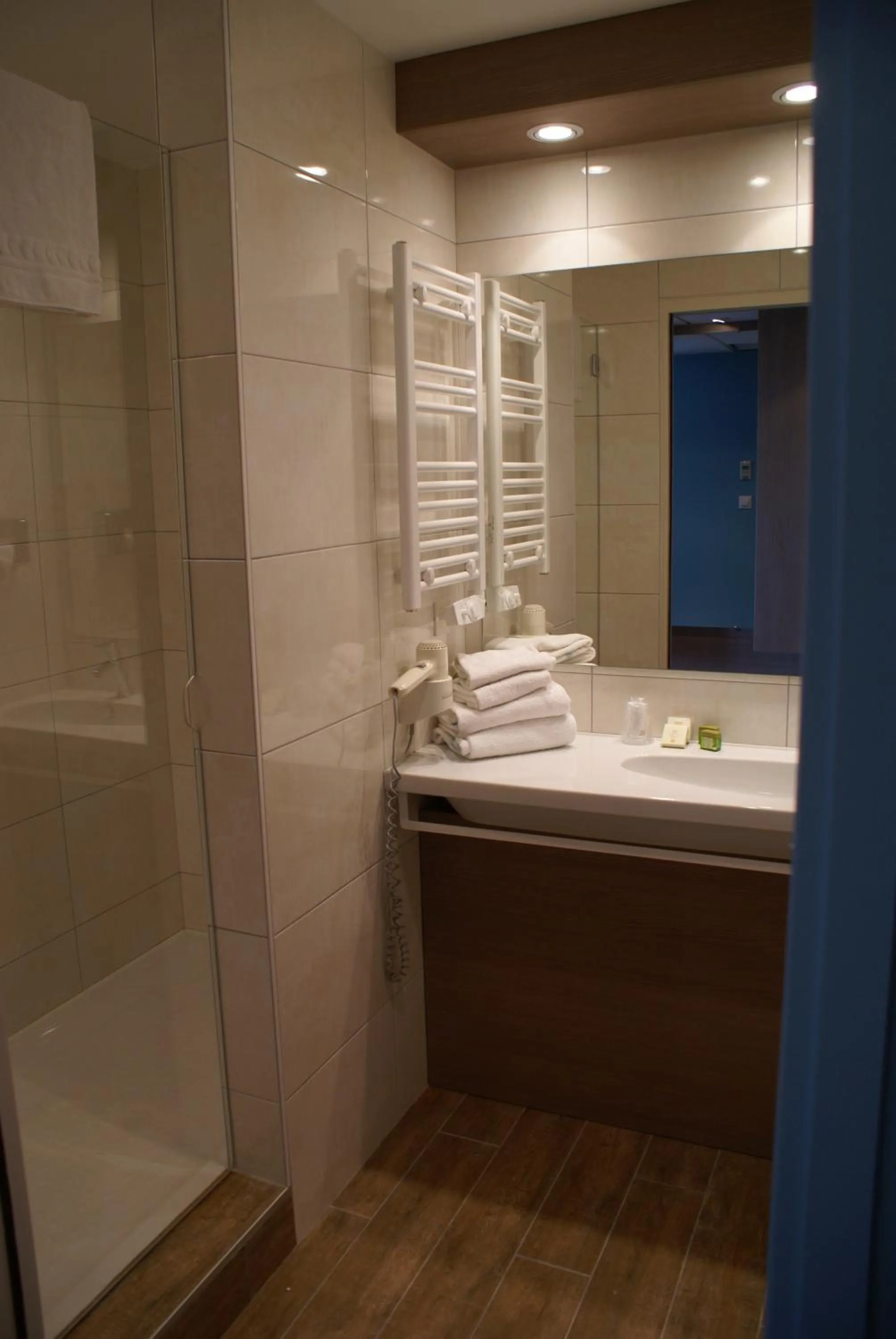 Bathroom in Logis Hôtel Restaurant Aloe