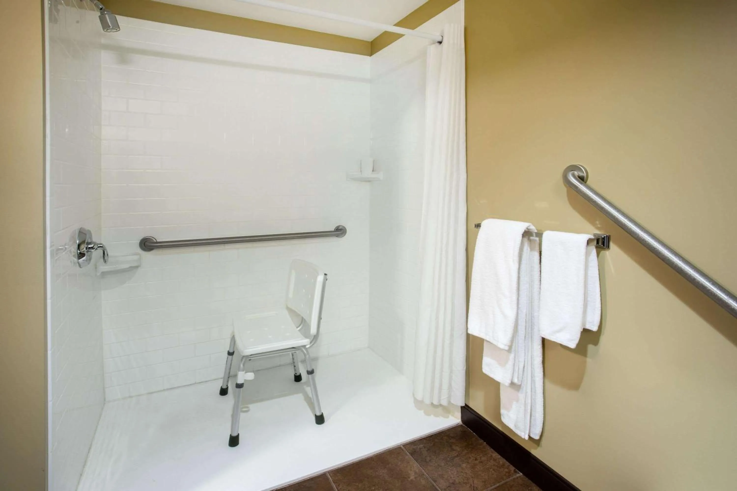 Shower in Microtel Inn & Suites by Wyndham - Timmins