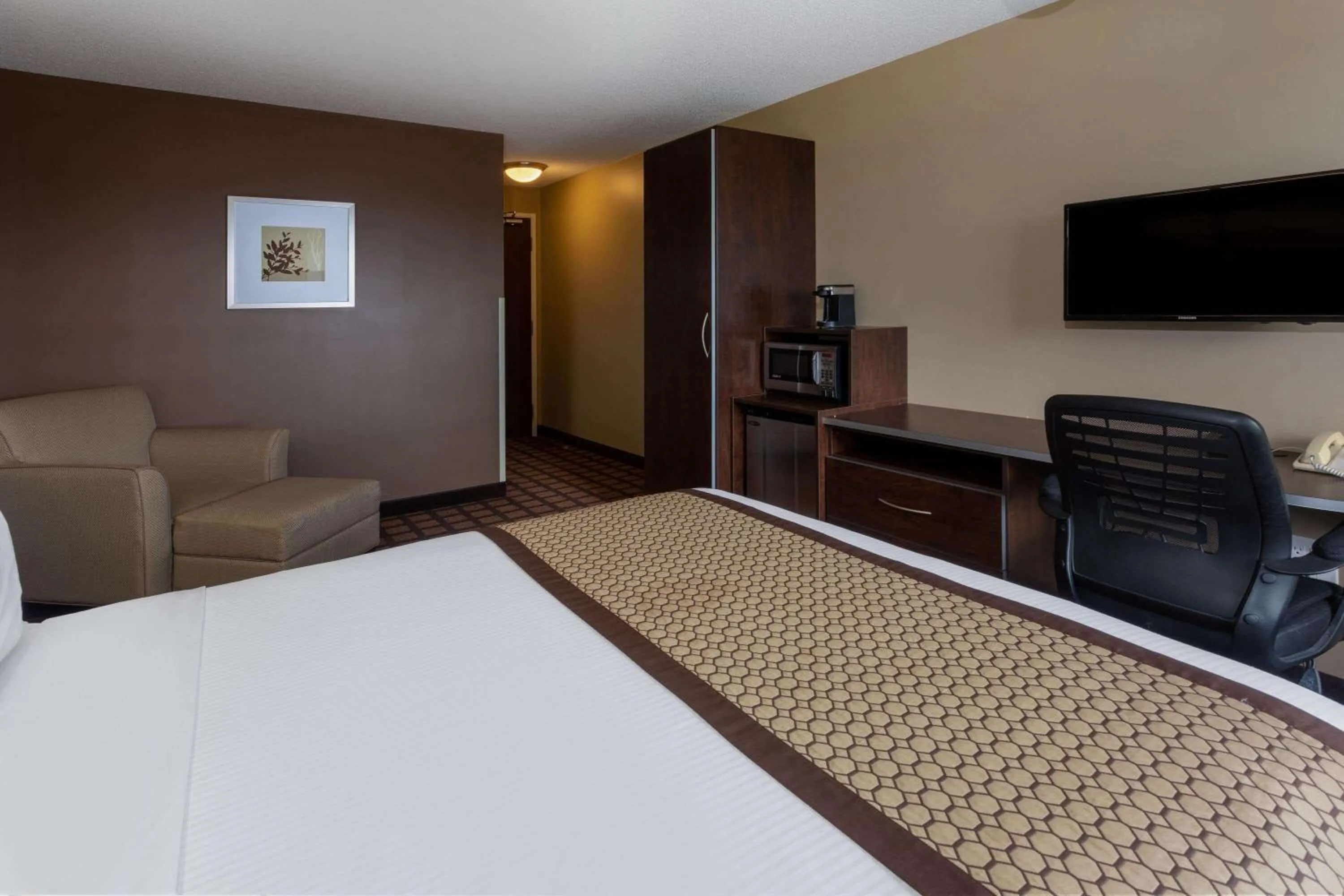 Photo of the whole room, Bed in Microtel Inn & Suites by Wyndham - Timmins