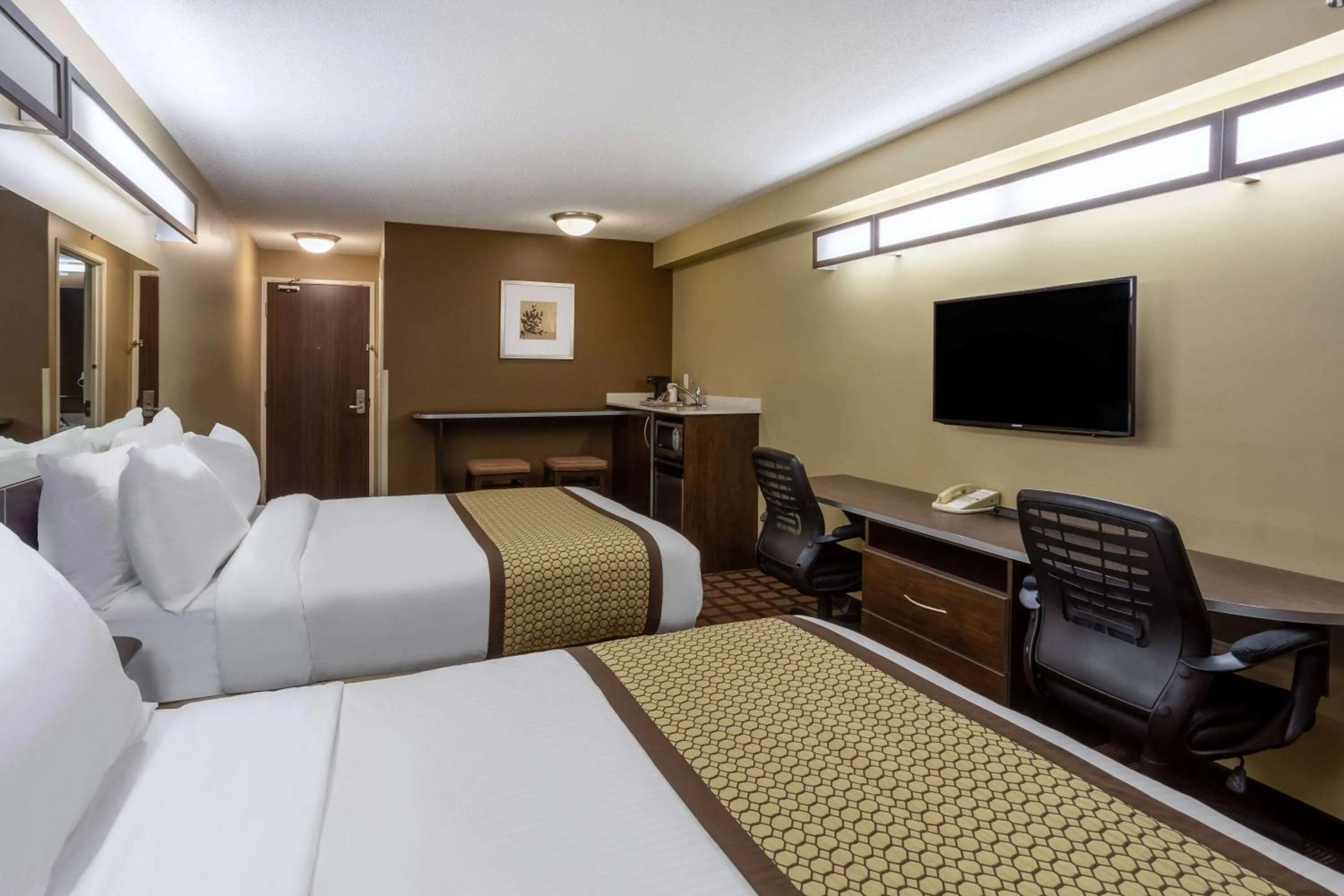 Photo of the whole room, Bed in Microtel Inn & Suites by Wyndham - Timmins